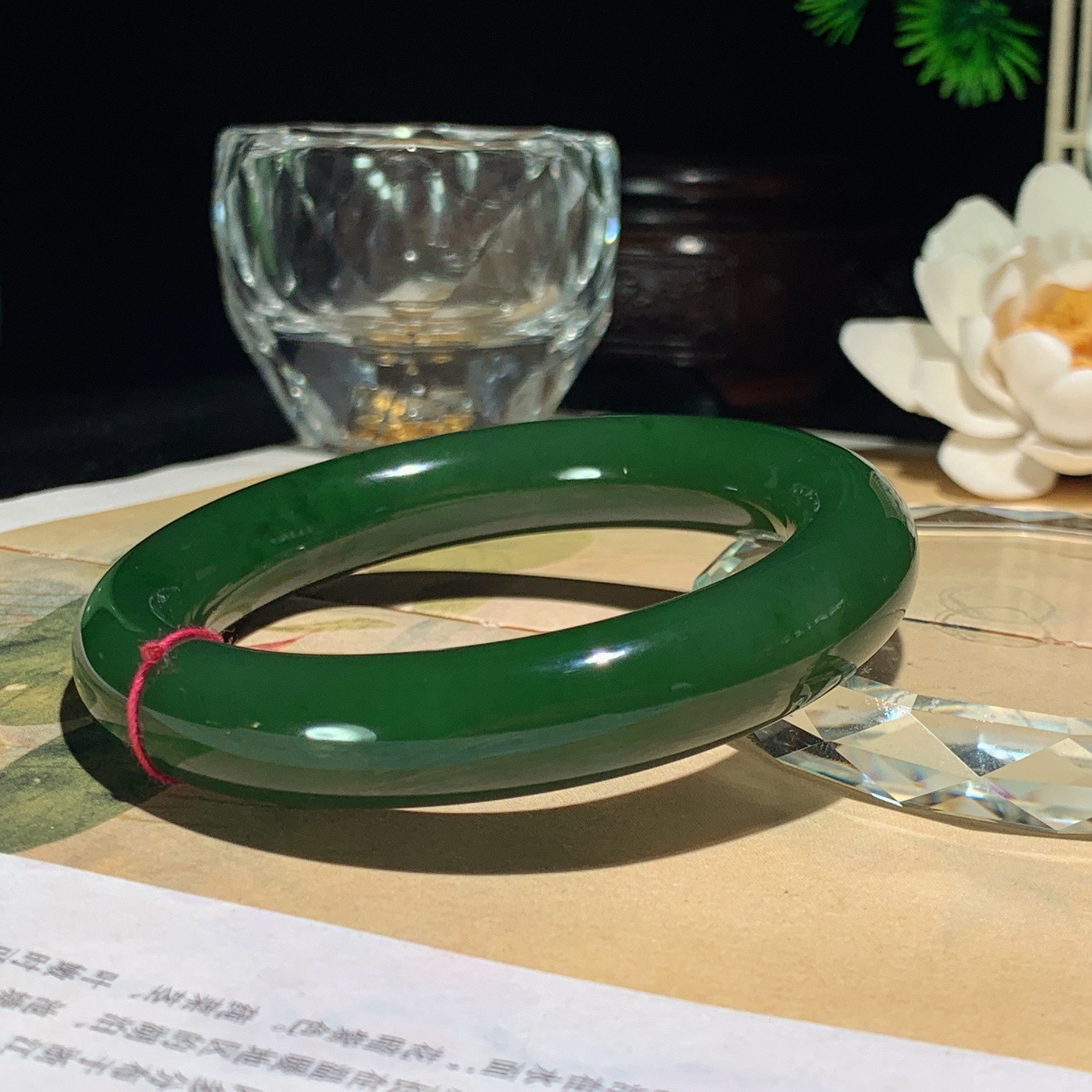 55圈口和田玉阳绿俄罗斯碧玉手镯 55圈口条宽12厚11重69.7克。玉质细腻油润。手推出油。佩戴高端典雅。lt260410