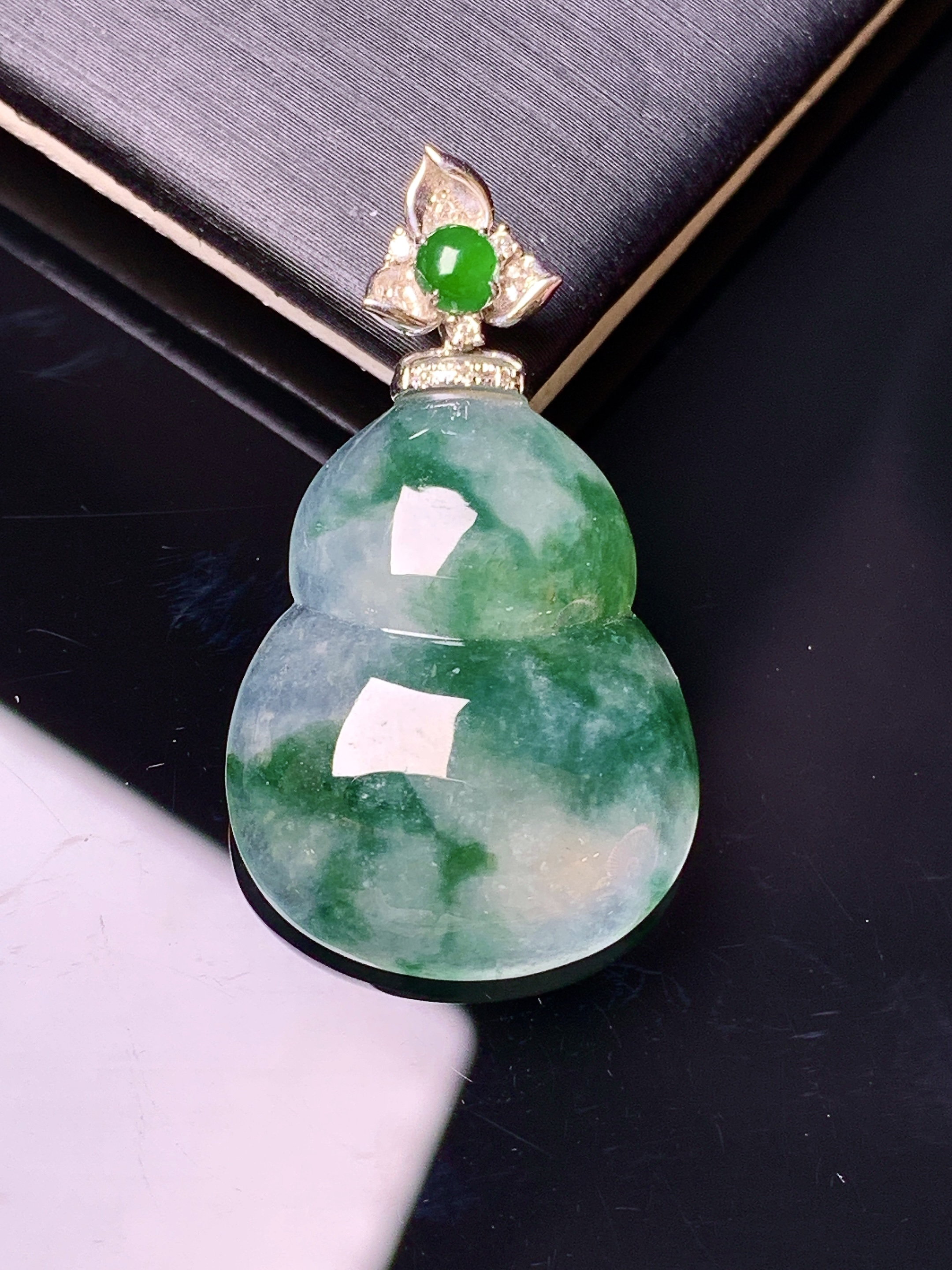 18k金钻镶嵌冰种飘绿葫芦吊坠 玉质细腻 色泽艳丽清新 水润亮眼 整体尺32.3*18.3*5.3y
