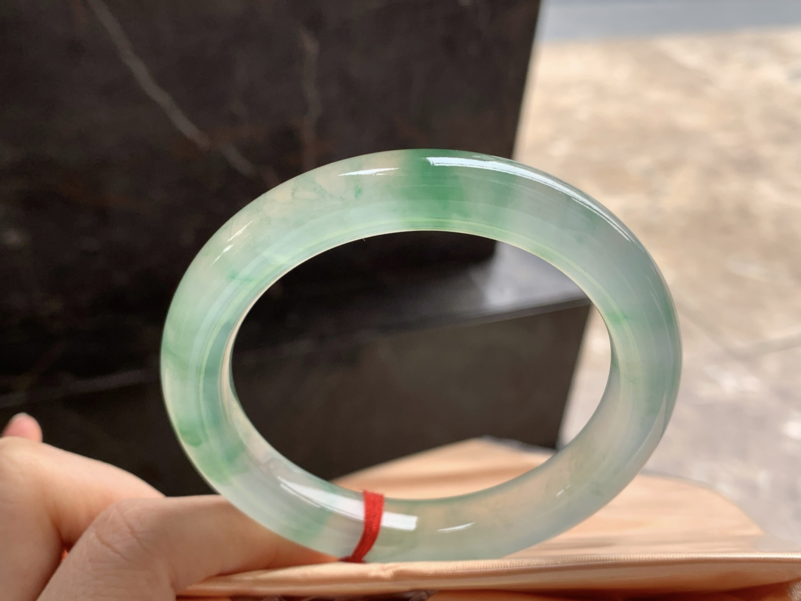 58.5-11.3

冰种绿花圆条手镯^_^种老 飘花好看