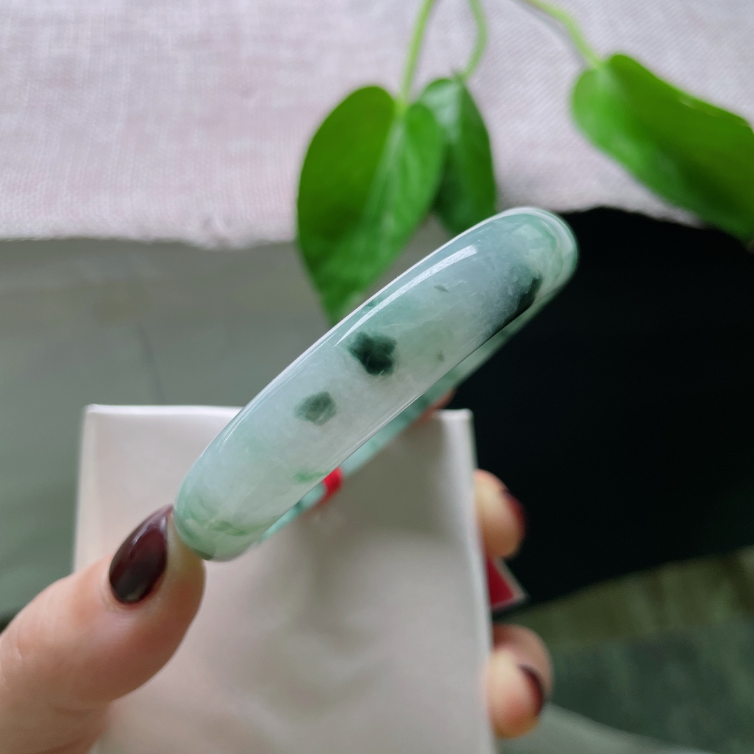 53.6/12/7.6，飘花正圈，春风十里，不如你转身时飘花如雨。一点皮纹，ss50697a