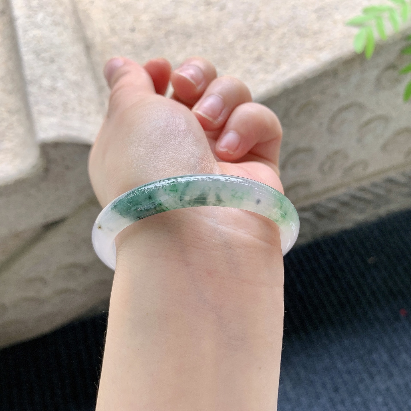 正圈50 51【圈口】51.7/9/5.8【编码】QX041206【描述】糯冰飘花，水润，种老，细腻，打灯有棉线