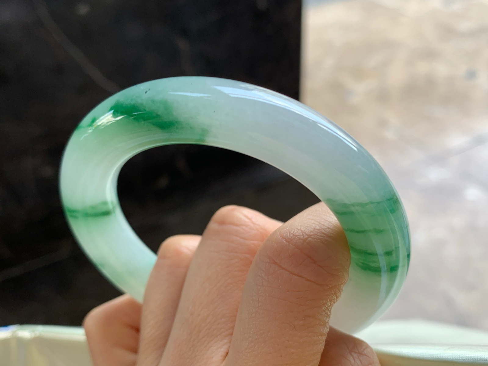 56-12.3

绿花圆条手镯^_^鲜艳 玉质温润