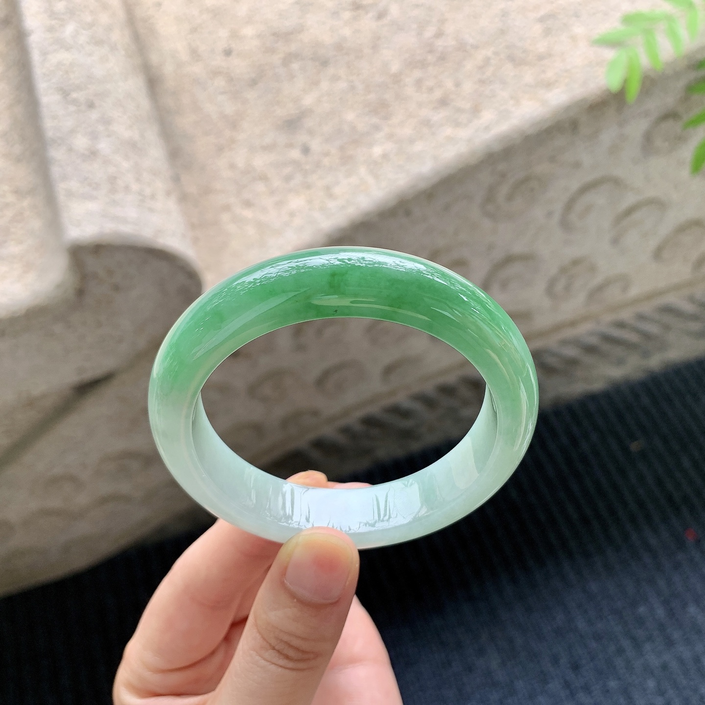 正圈53 54【圈口】54.3/12.8/8.5【编码】A1041210【描述】细糯飘绿，水润，种老，细腻，无裂