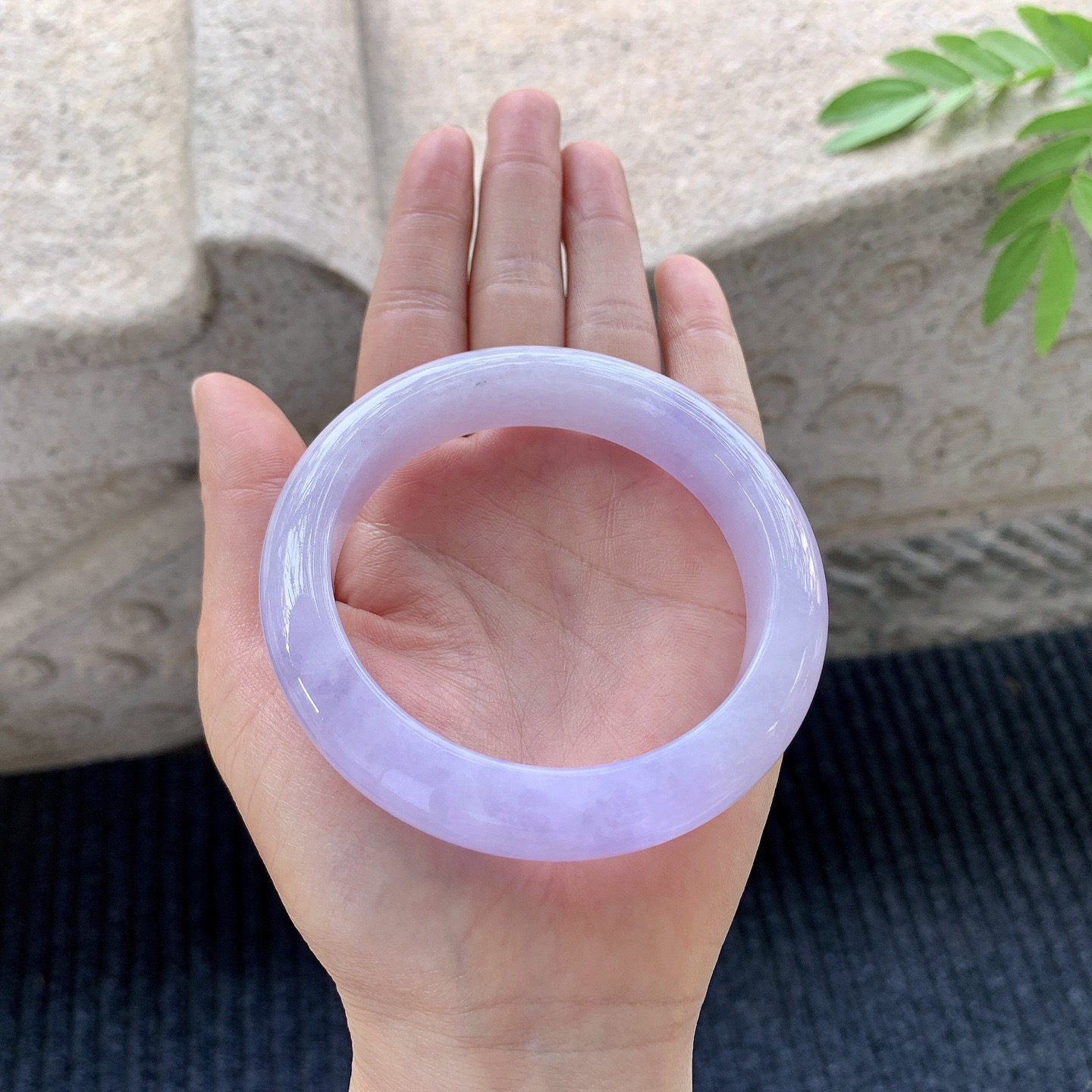 正圈59 60
【圈口】60.5/13.1/9.1
【描述】紫罗兰，满紫，水润，种老，细腻，打灯有晶体线！