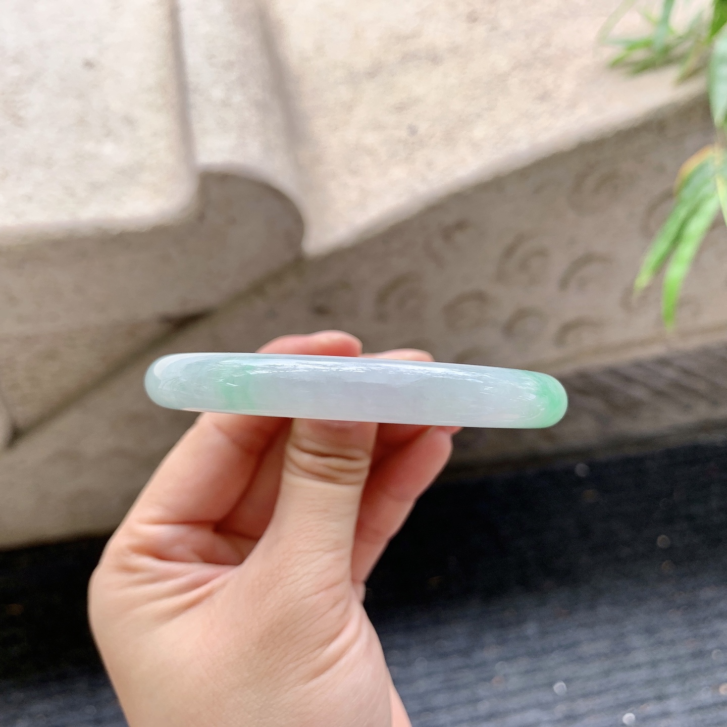 圆条54 55【圈口】54.5/8.8/9【编码】A1121781【描述】细糯飘绿，水润，种老，细腻，有纹线