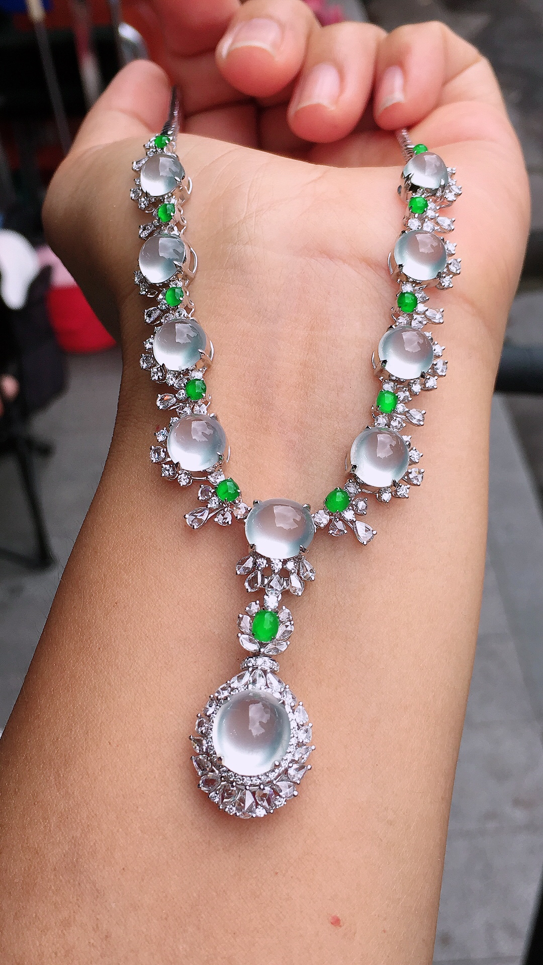 玻璃种蛋面晚装项链，玉质细腻，荧光感超
强，饱满圆润，尽显优雅气质，18k
金豪华镶嵌