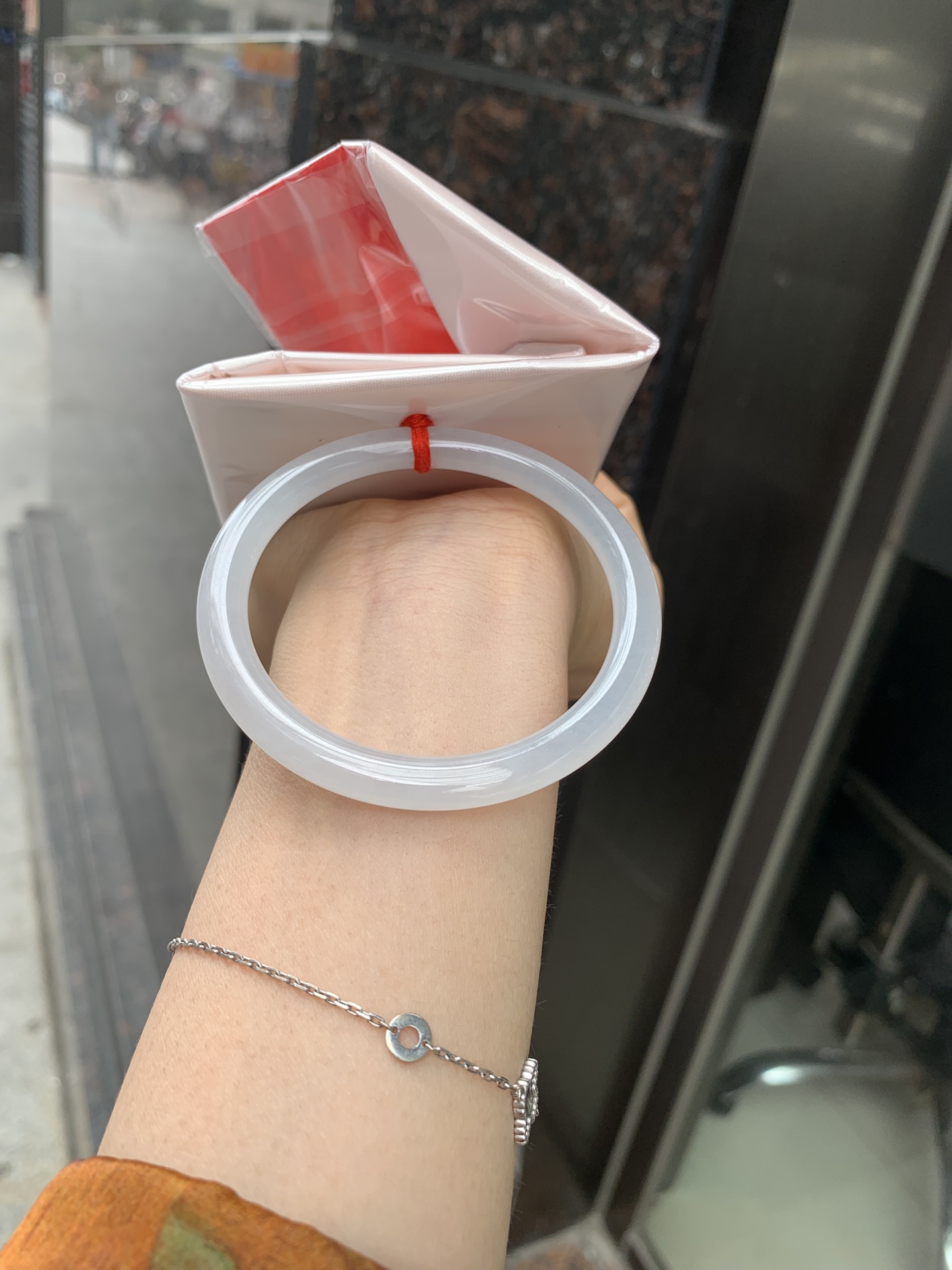 白月光美人条 54.3-7-6 0412-N410-3 打灯细纹，底妆细腻，水水润润的白月光，如同夜空中最温柔的那一抹月光，轻轻洒落你的手腕，带来一份宁静与雅致