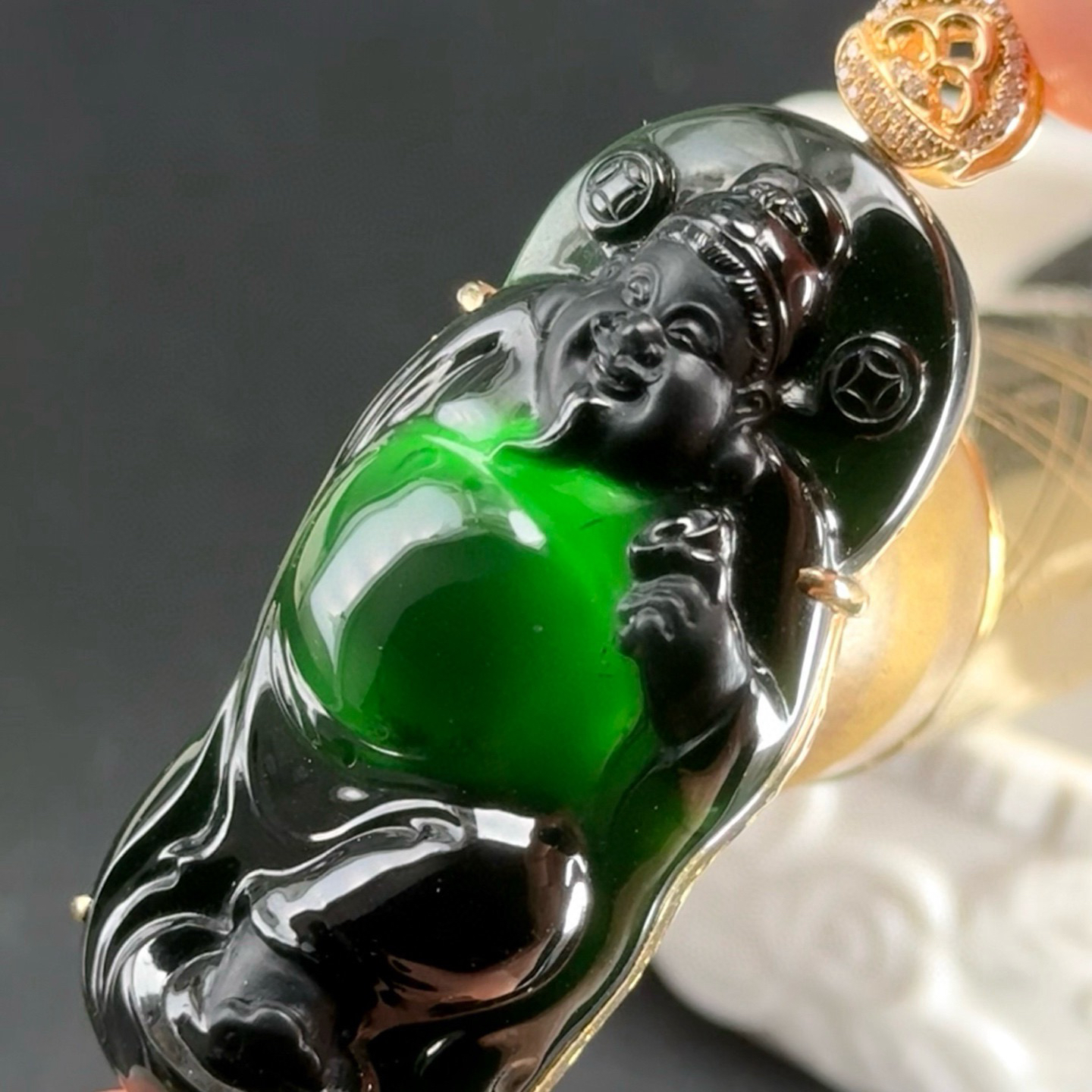 精品18k墨翠财神 种好色正 黑度极好 打灯通透 油性十足 尺寸55.6