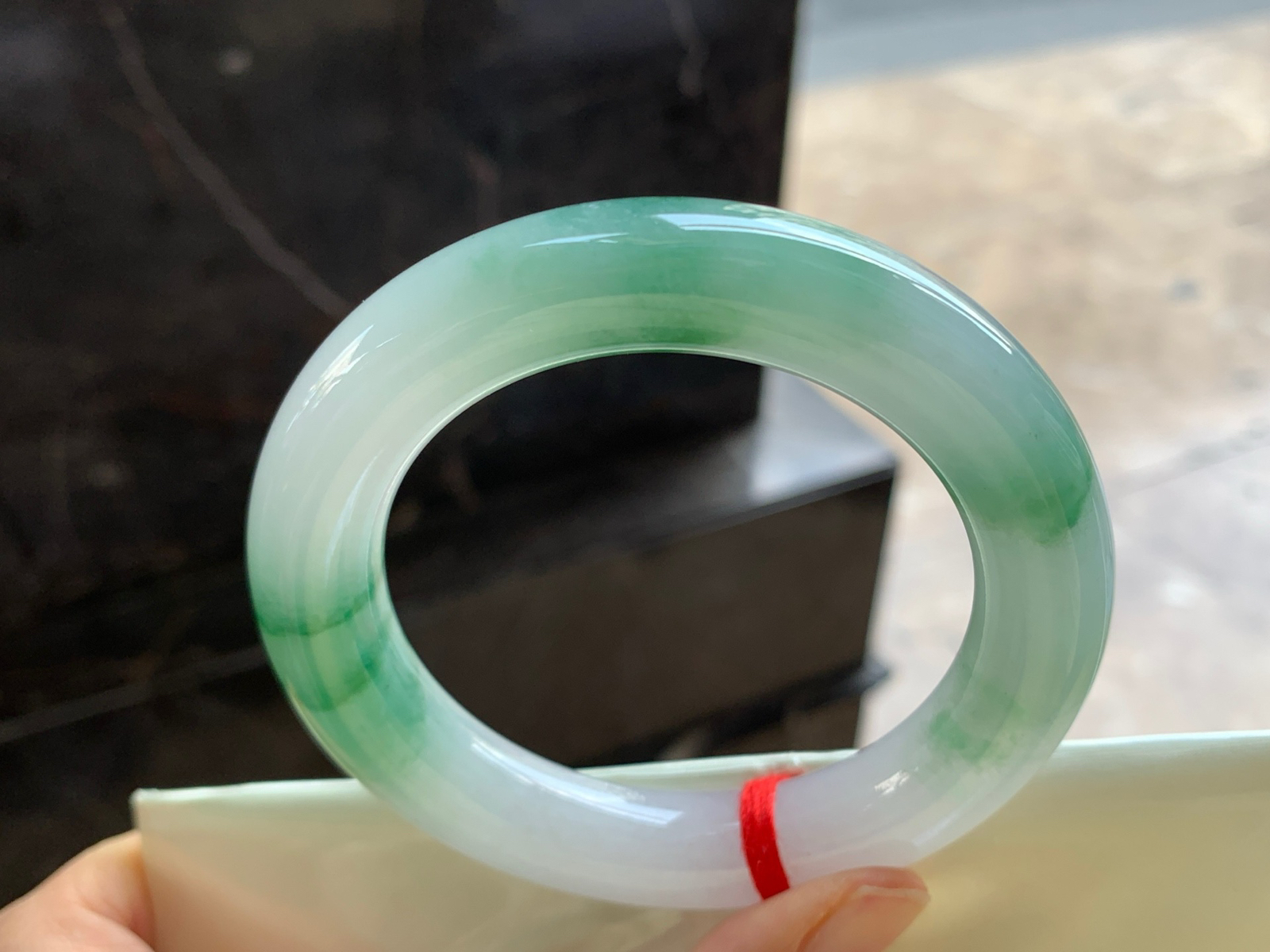 56-12.3

绿花圆条手镯^_^鲜艳 玉质温润