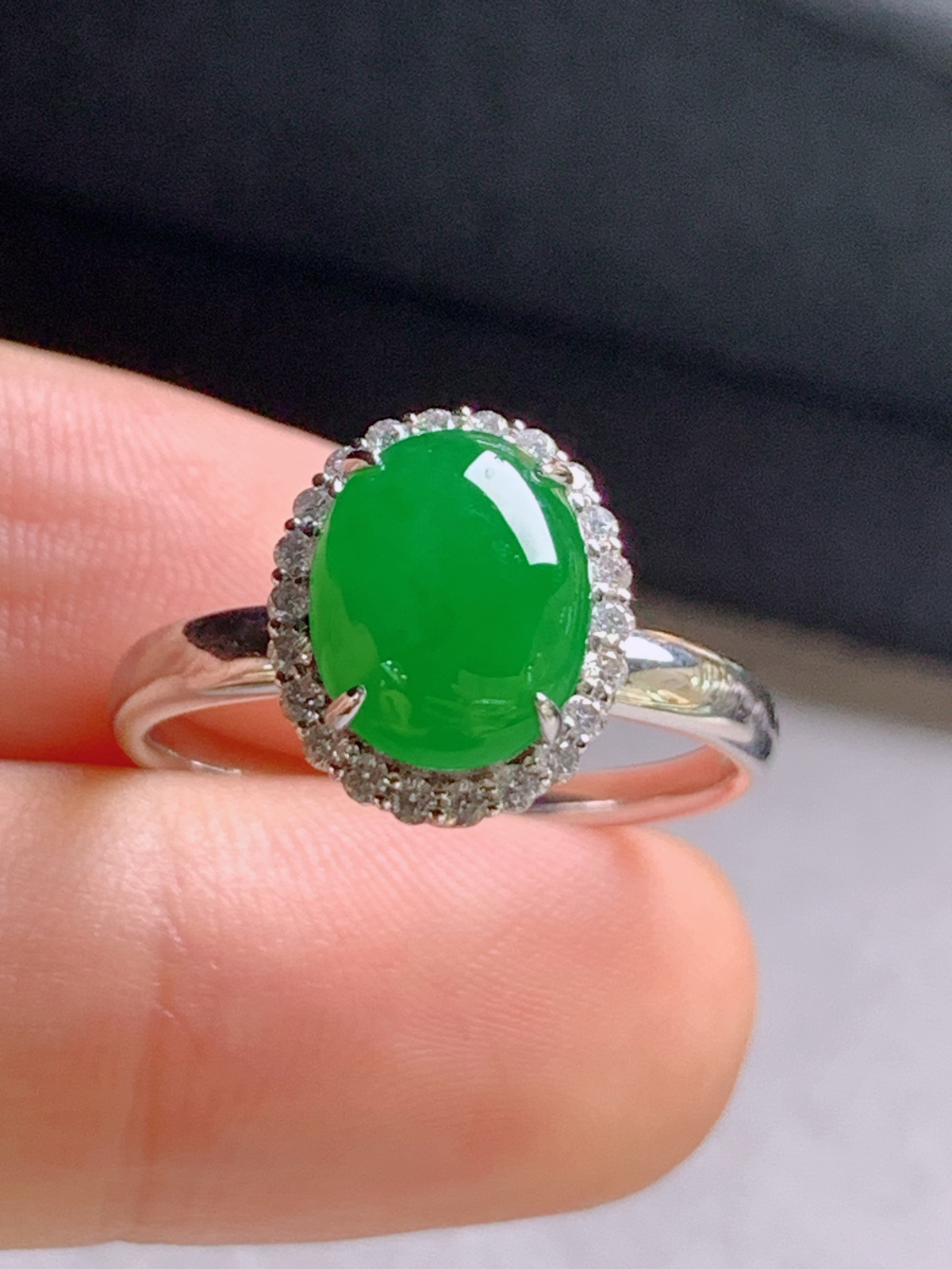 冰阳绿旦面戒指，色阳水润
裸石9.5-7.7-3.6
圈口14