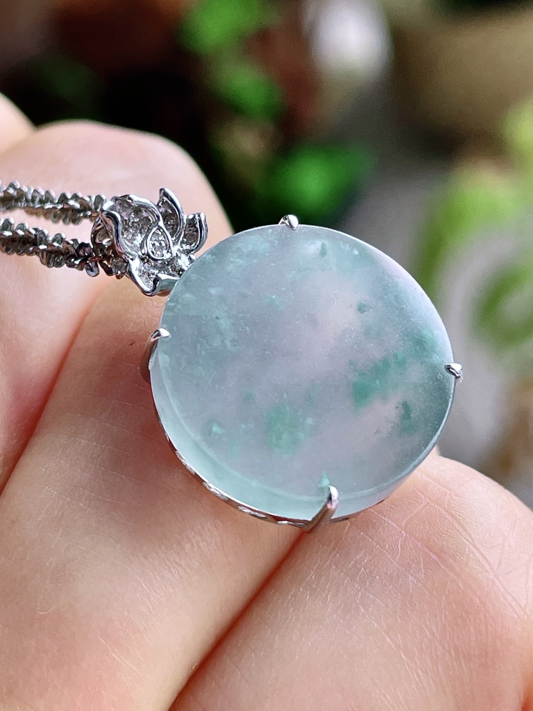 【镶嵌】冰飘花圆牌无事牌吊坠 【说明】缅料 18k金镶嵌 无裂 性比高 【整体】22.3-16.2-5 【裸石】16-2.4 【重量】3克