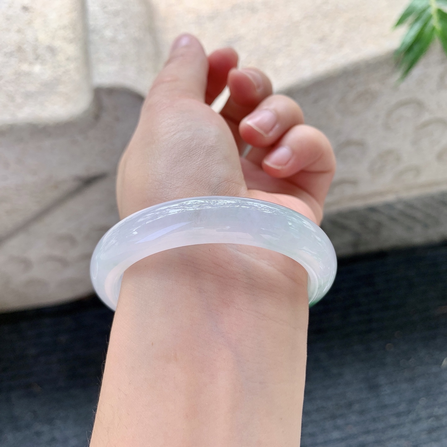 正圈50 51【圈口】51.8/10/7.7【编码】Q5121863【描述】冰糯飘辣绿，水润，种老，细腻，打灯有絮线