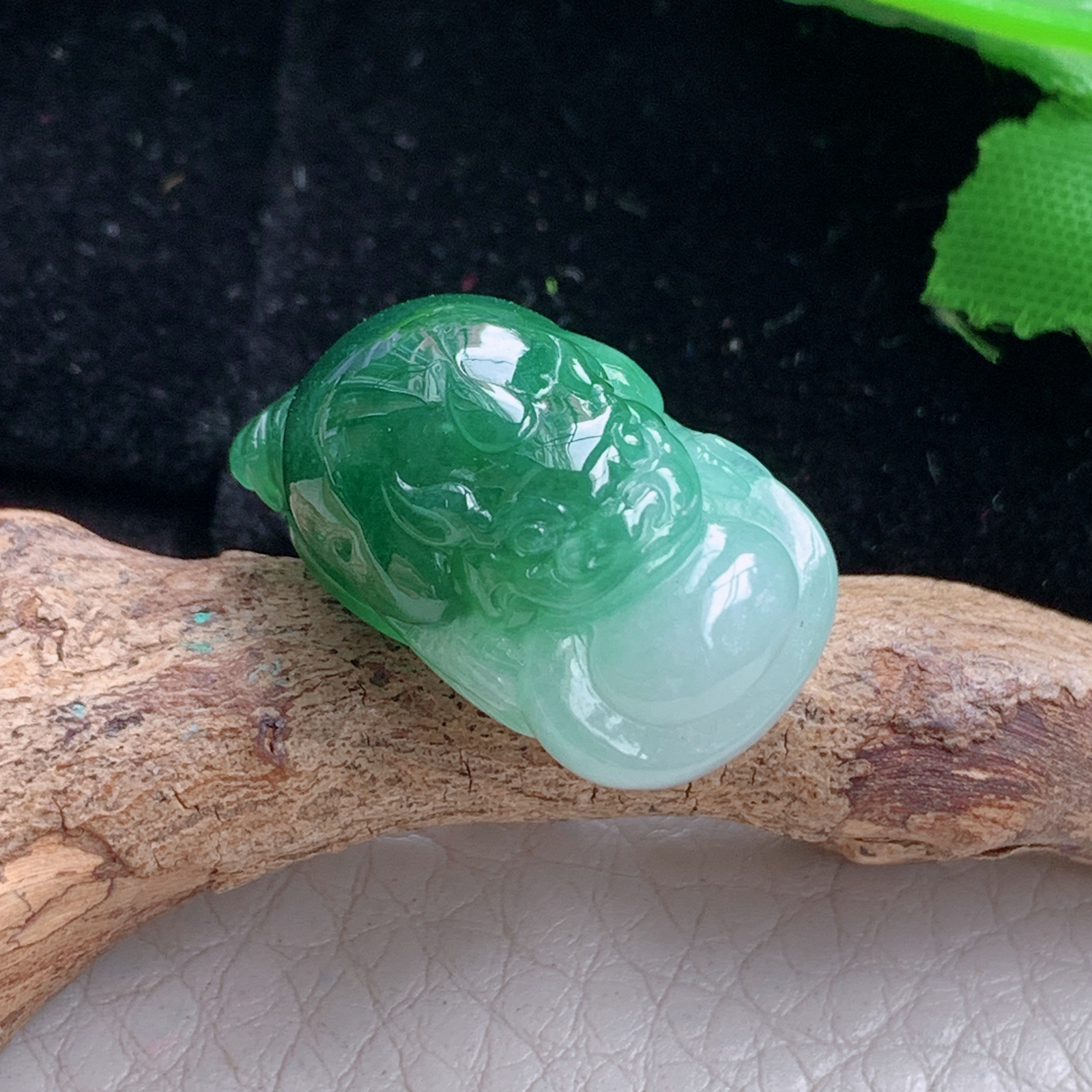 lz实拍24.8*14.2*12.2天然缅甸翡翠双彩招财蟾玉吊坠 玉挂件