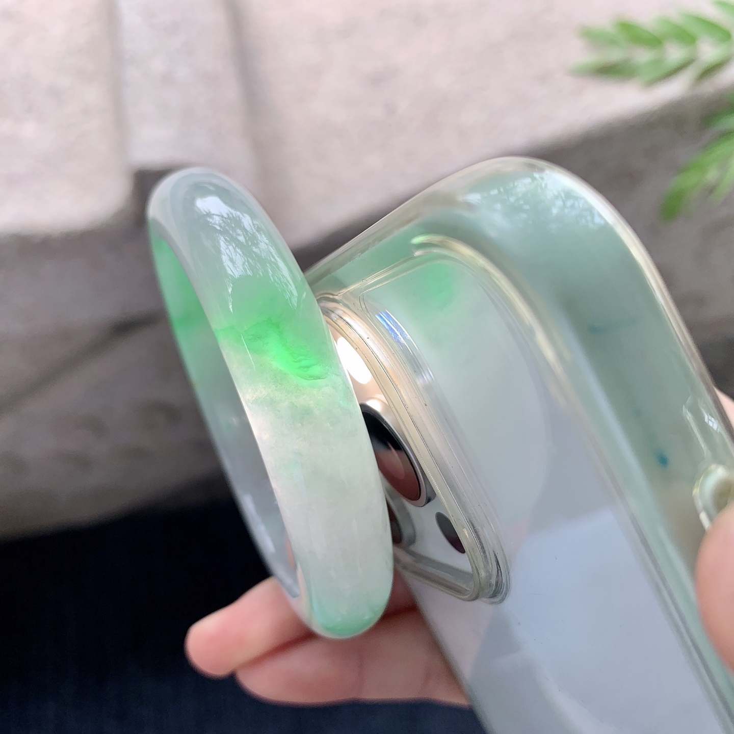 正圈56 57【圈口】57.4/12.9/9.1【编码】A1123072【描述】糯冰飘阳绿，水润，种老，细腻，打灯有絮线