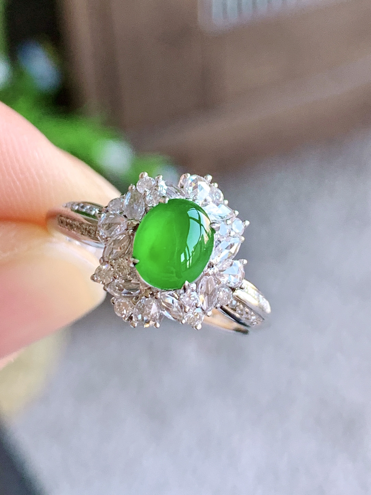 【镶嵌】冰阳绿蛋面戒指
【说明】18k金镶嵌 性价比高  
【整体】12.3-11.8-8.8
【裸石】6.4-5.4-2.3
【圈口】14.5号