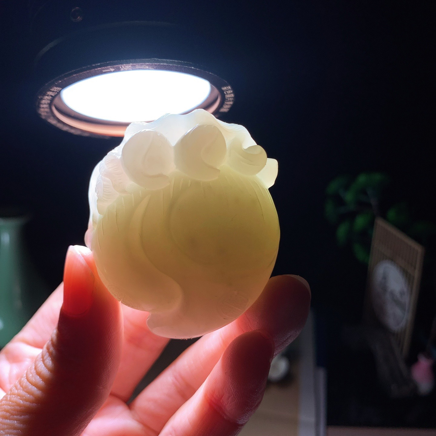 和田玉青海翠翠青代代封侯猴挂件！尺寸50/43/29重82克.玉质细腻油润。手推出油。佩戴高端典雅。lt260410