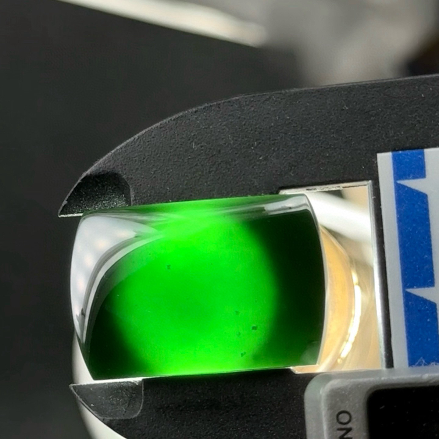 精品马鞍裸石戒面 种好色正 黑度极好 打灯通透 油性十足 可做无事牌 尺寸24.2