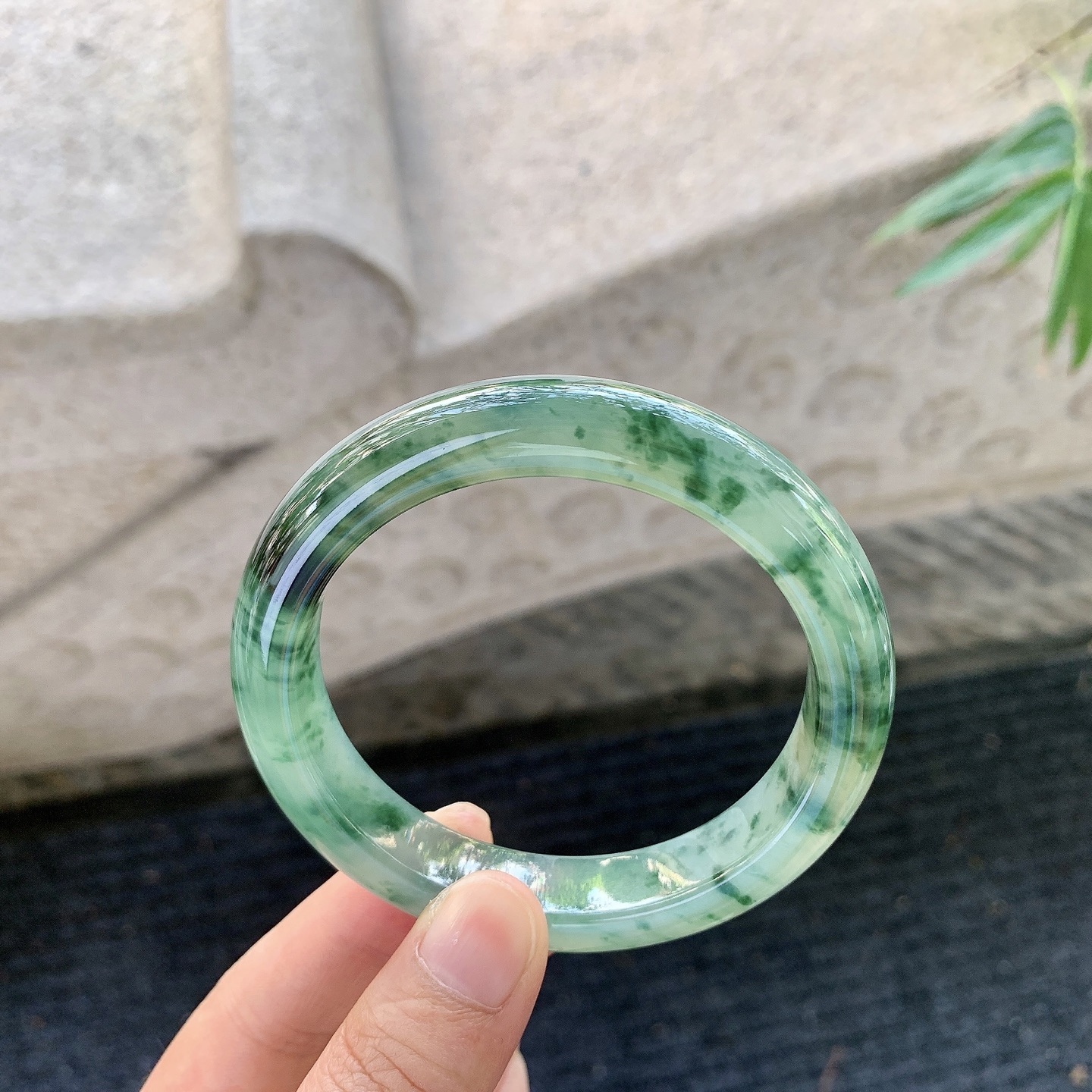 正圈57 58【圈口】58.7/12.2/9【编码】YT121382【描述】糯冰飘绿花，种老，细腻，无裂