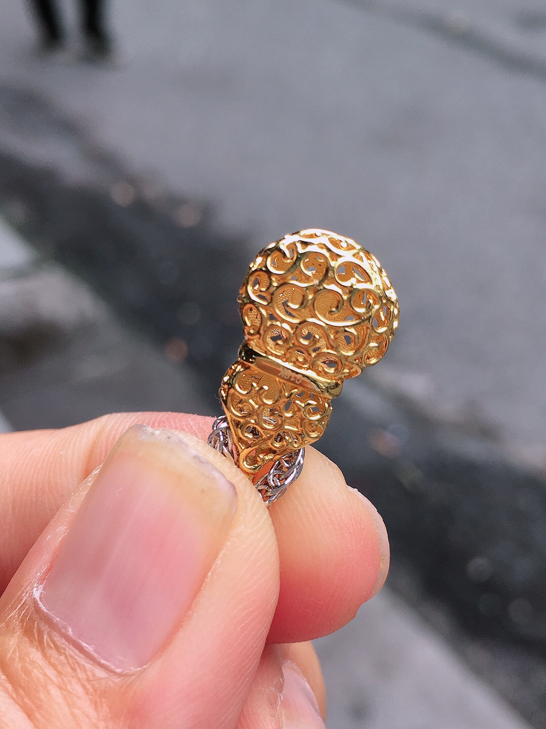 阳绿葫芦吊坠，色泽均匀艳丽，玉质细腻，荧光感超
强，饱满圆润，尽显优雅气质，18k
金豪华镶嵌