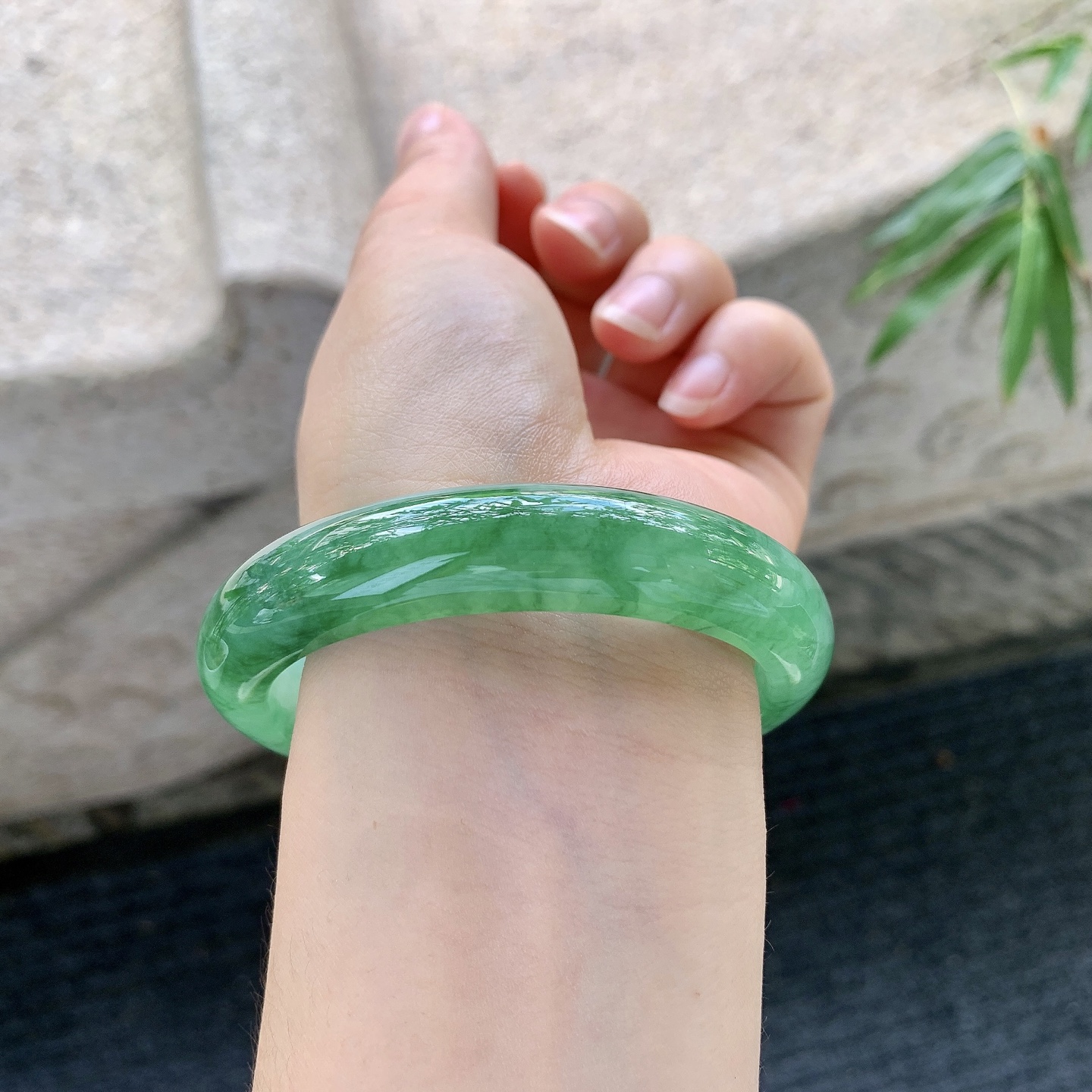 正圈56 57【圈口】57.6/12.6/8.3【编码】A1122371【描述】冰糯辣绿，水润，种老，细腻，无裂