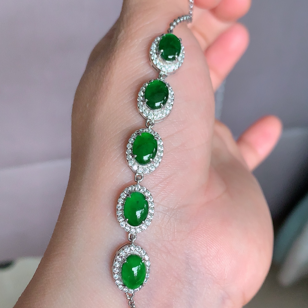 冰润翡翠蛋面手链，水水润润，珠圆玉润，颜色鲜艳，妙明清净，清秀高雅，佩戴效果优雅迷人！性价比超值 W481.11取一尺寸：11-9.2-6mm    裸石尺寸大： 8-6mm