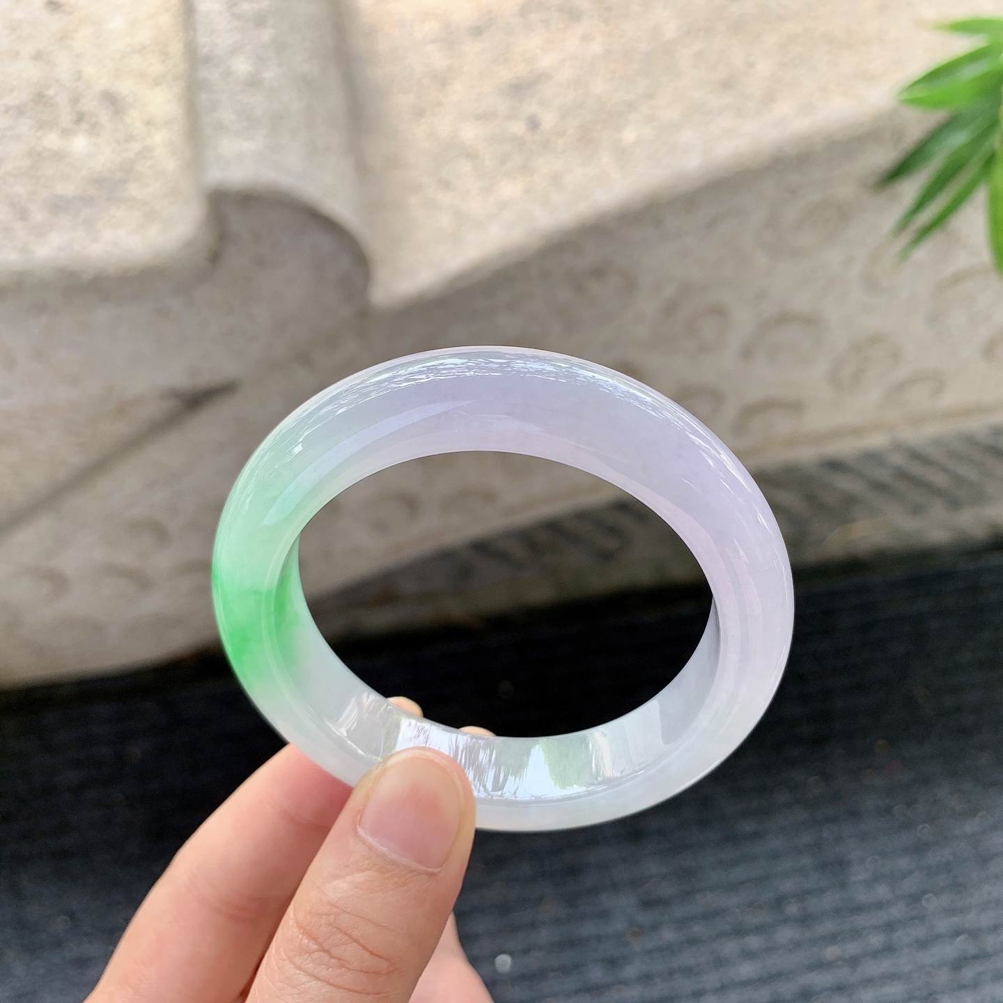 正圈52 53【圈口】53.8/12.8/9【编码】B2122574【描述】冰糯春彩，水润，种老，细腻，有纹线