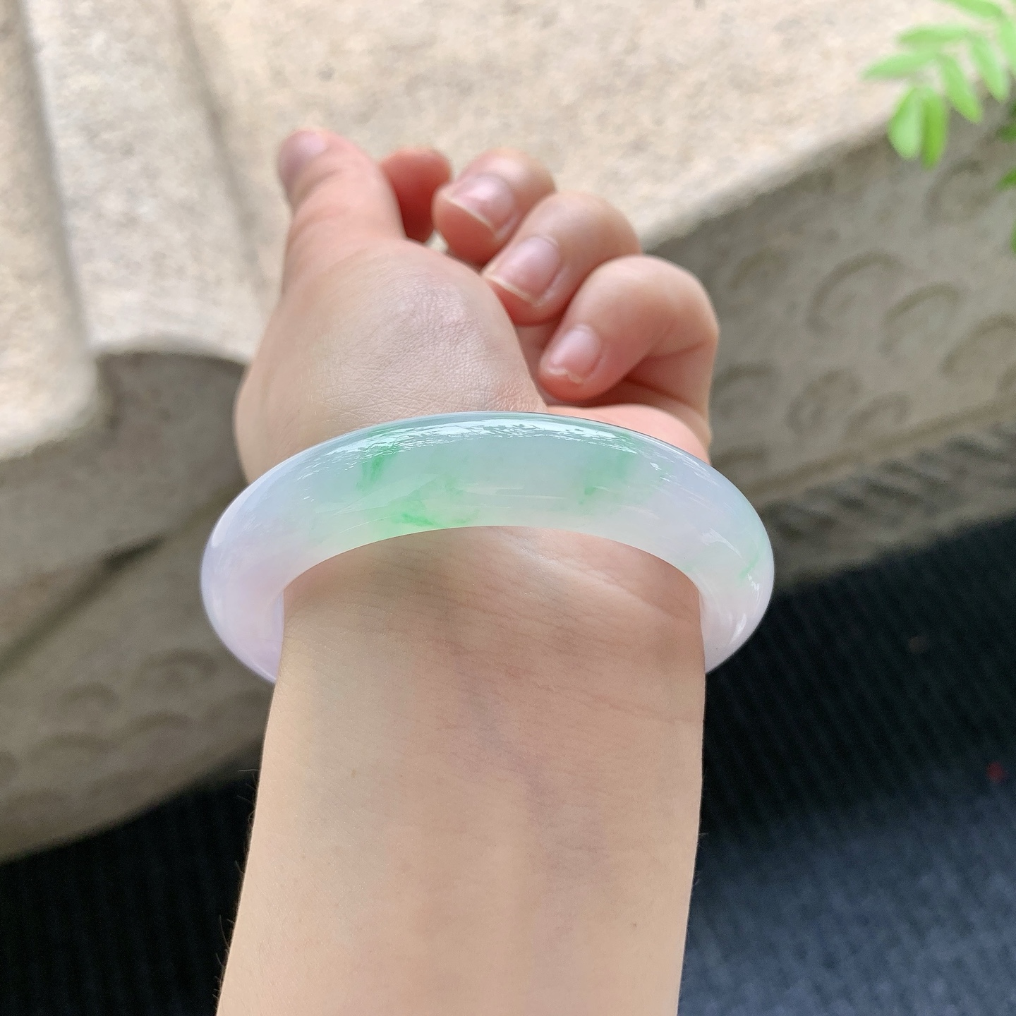 正圈51 52【圈口】52.4/11.8/9【编码】DZ041218【描述】冰糯春彩，水润，种老，细腻，打灯有纹线