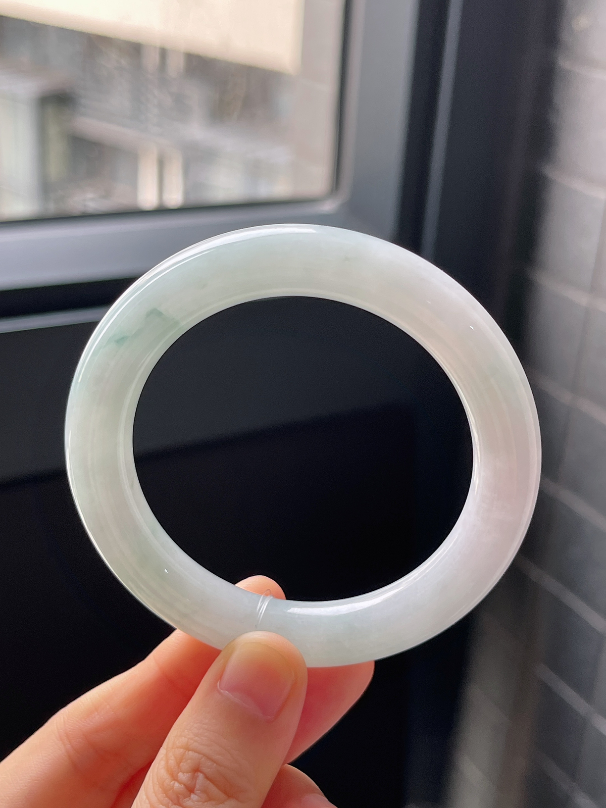 圆镯52.3圈口，翡翠糯化种淡绿色手镯