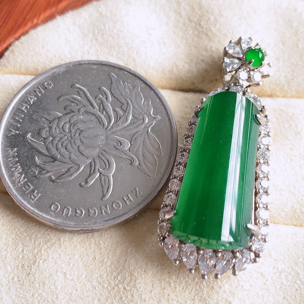 冰润满绿无事牌翡翠吊坠，平平安安，万事如意，沁人心脾，清秀高雅，925银镶 W481.11   整体尺寸：33.5-13.8-11.5mm   裸石尺寸：18.5-9mm