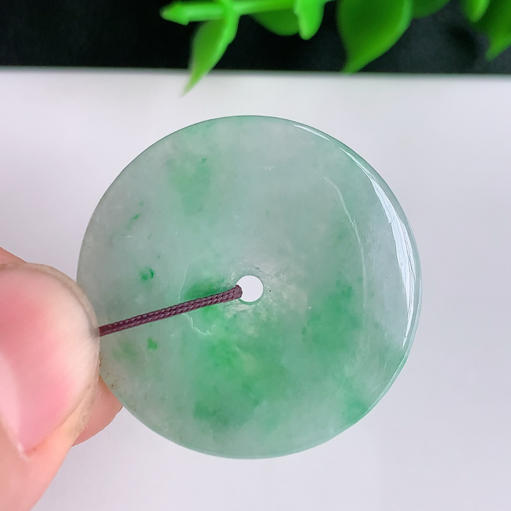 冰润飘绿平安扣吊坠，厚装饱满，冰润剔透，细腻水足，种质润泽，飘花灵动，佩戴优雅大气，W41.11   尺寸：28-3.5mm
