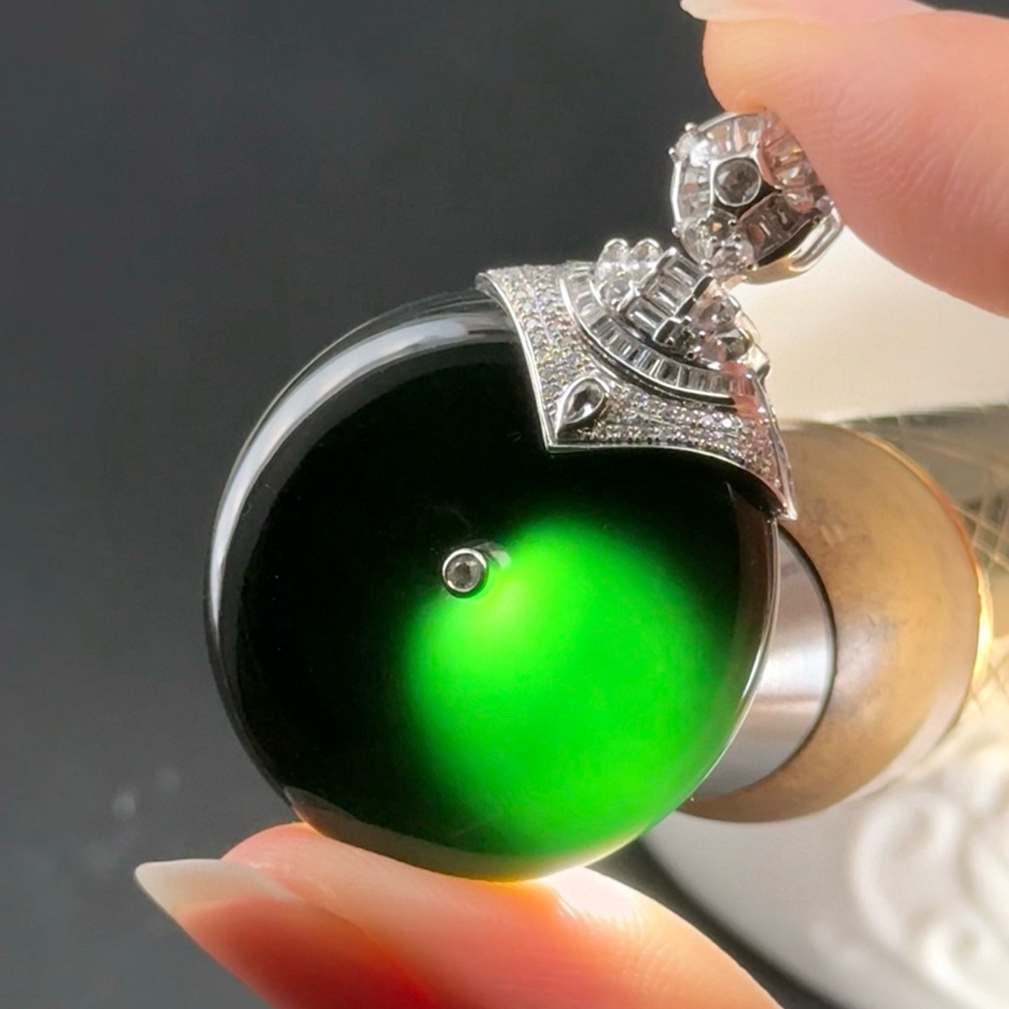 精品18k墨翠平安扣 种好色正 黑度极好 打灯通透 油性十足  尺寸42