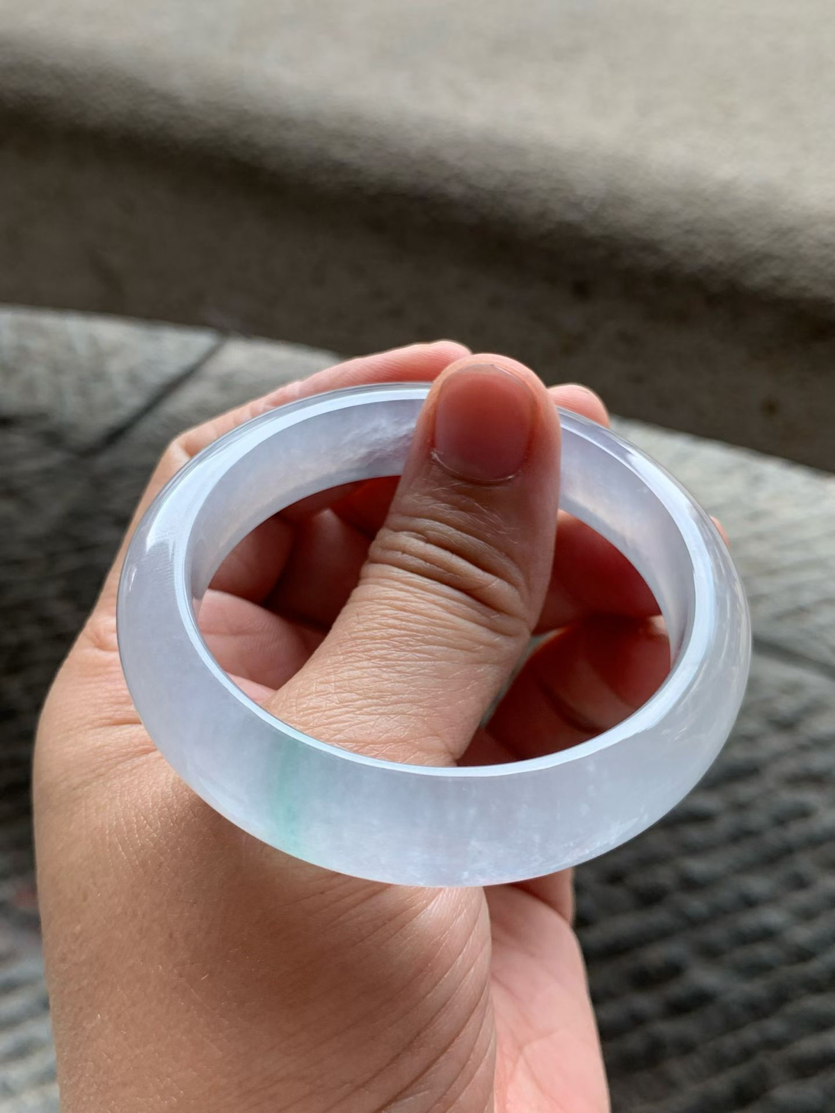 飘绿丝正圈手镯，尺寸53*12.5*8.5 老坑种水，底子纯净细腻，通透无比，清润水灵，起光起胶，微淡紫底，色调柔和，一抹绿花灵气清新！