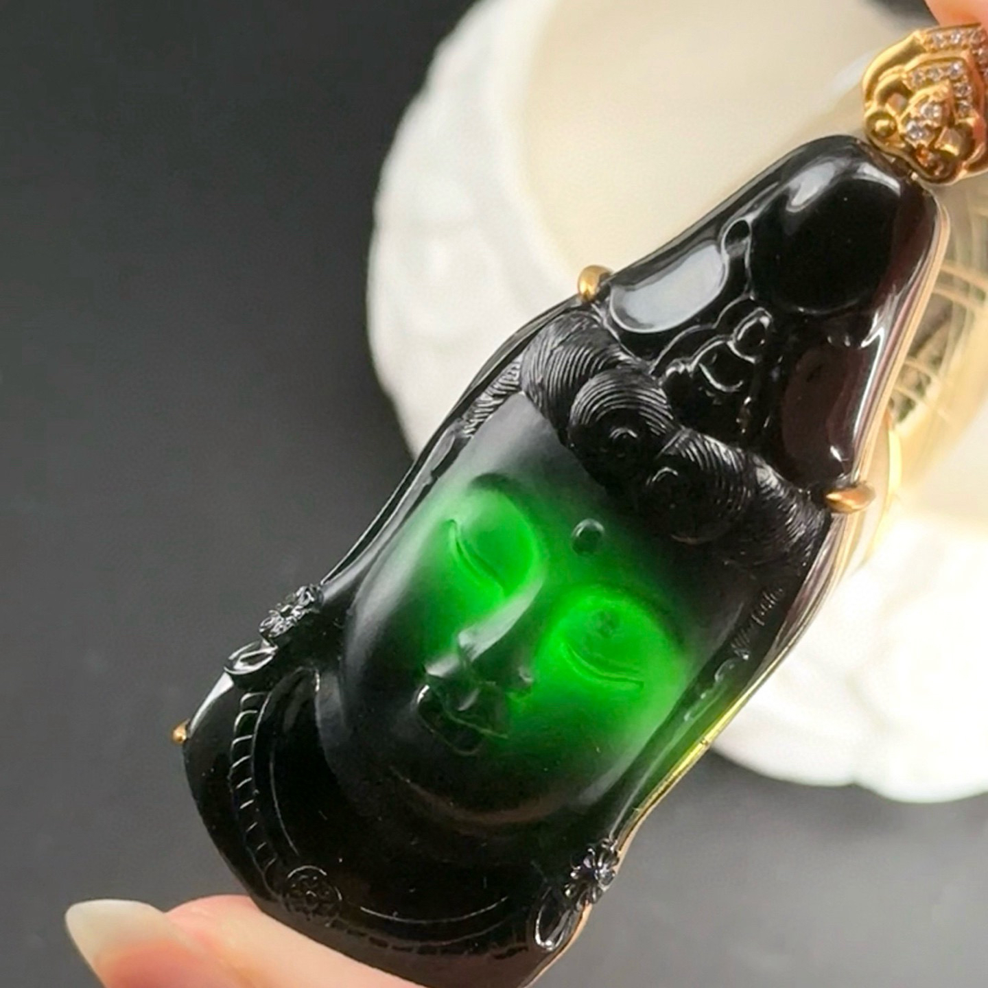 精品18k墨翠观音头 种好色正 黑度极好 打灯通透 油性十足 尺寸57.6