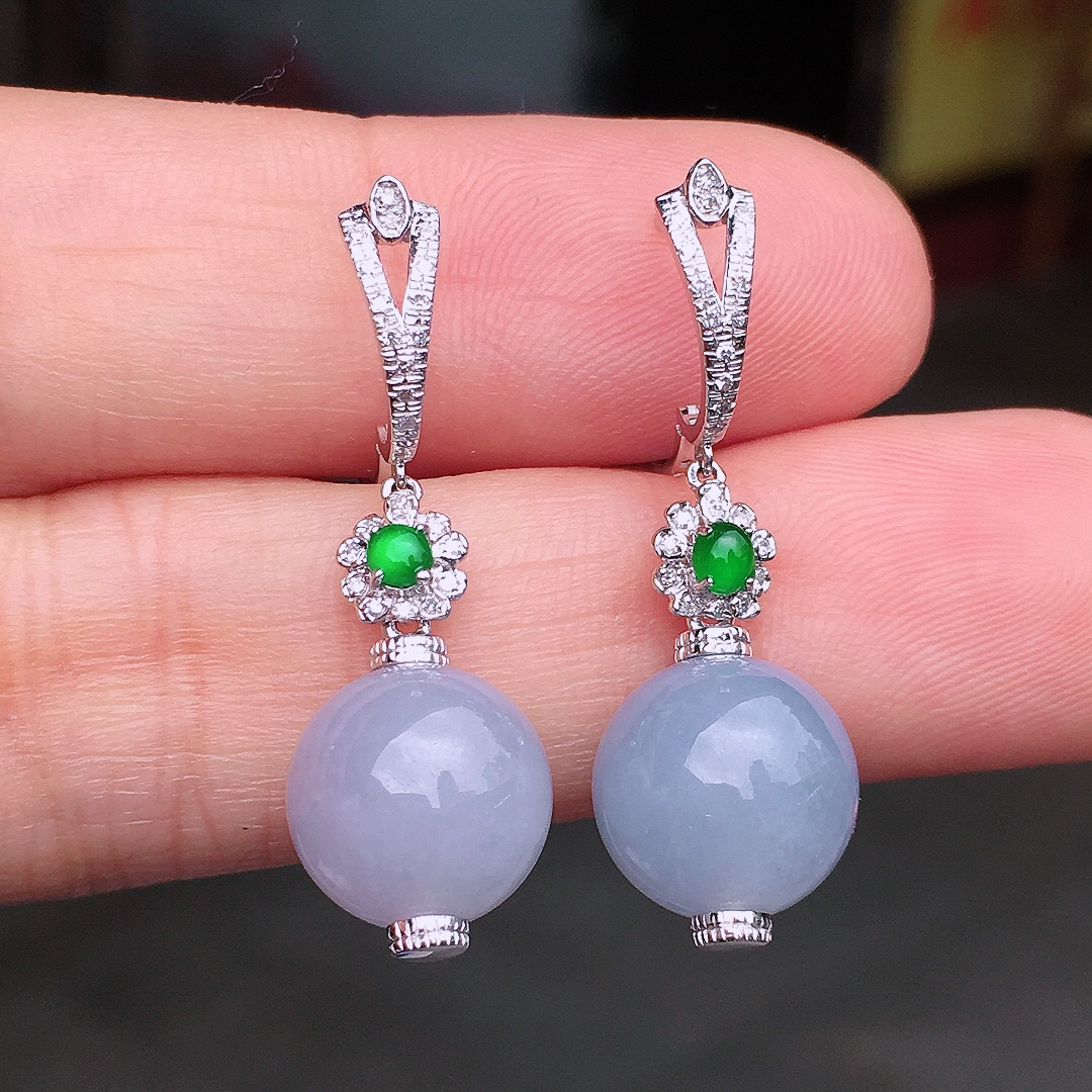 紫罗兰珠子耳坠，色泽均匀艳丽，玉质细腻，荧光感超
强，饱满圆润，尽显优雅气质，18k
金豪华镶嵌