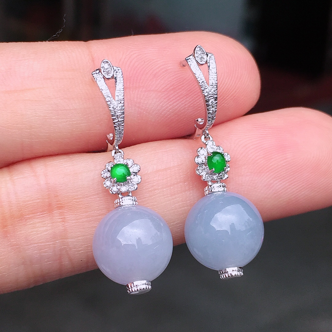 紫罗兰珠子耳坠，色泽均匀艳丽，玉质细腻，荧光感超
强，饱满圆润，尽显优雅气质，18k
金豪华镶嵌