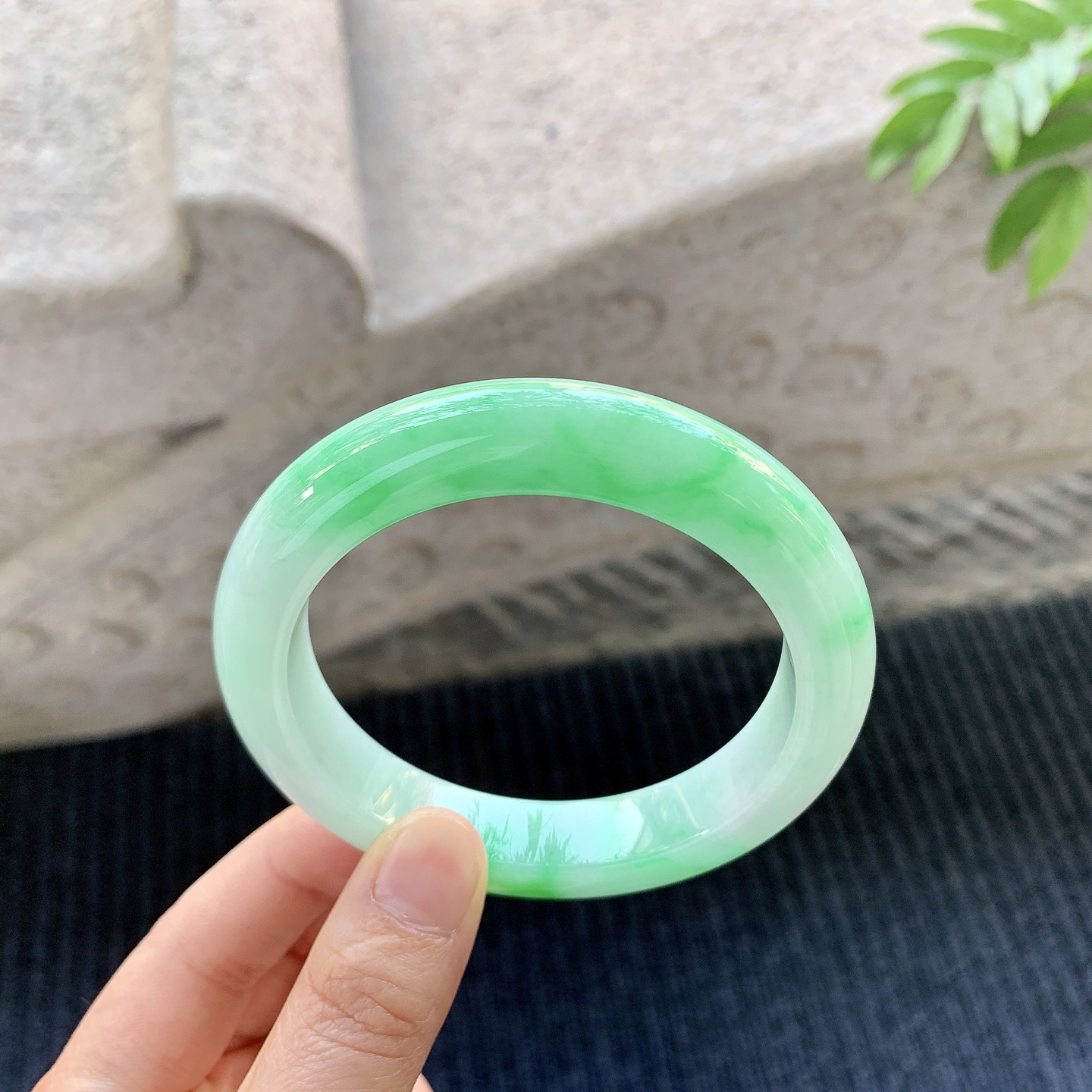 正圈58 59【圈口】59.8/12.5/10【编码】GJ121602【描述】糯冰飘阳绿，水润，种老，细腻，无裂