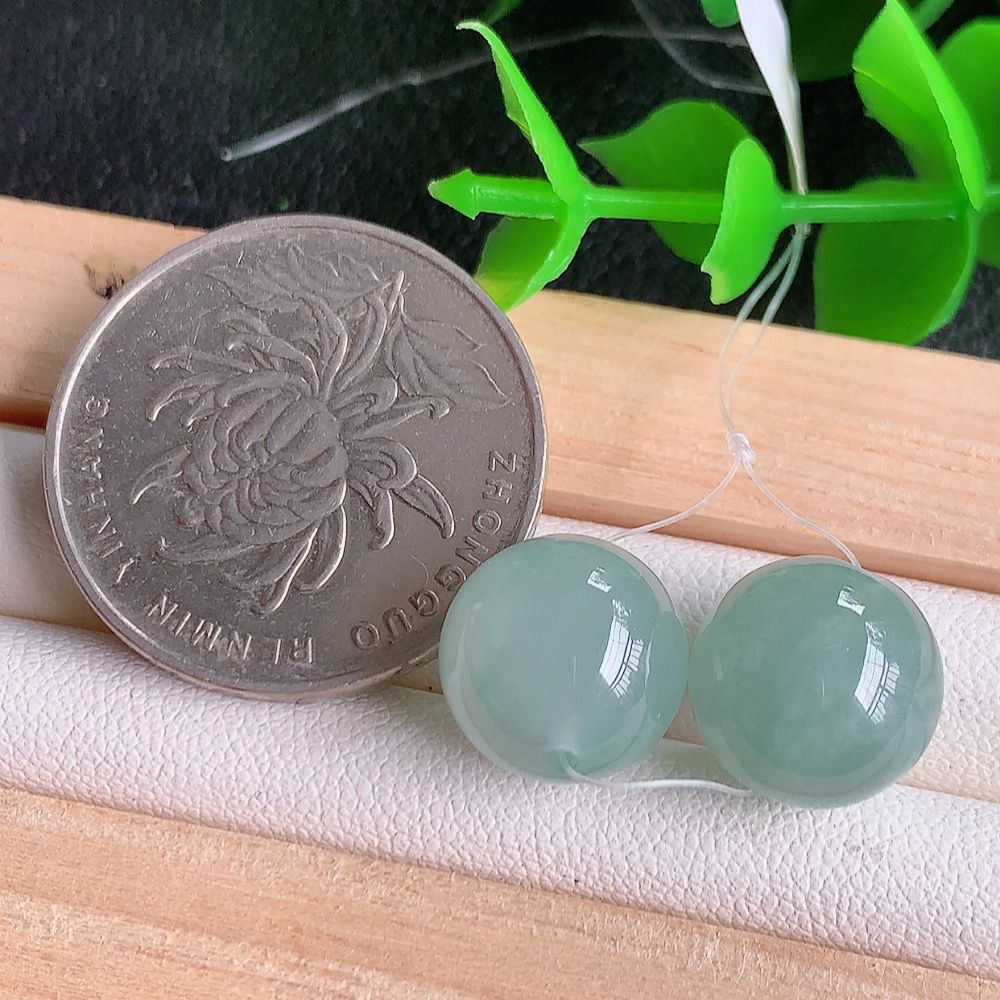 冰润转运珠翡翠吊坠，寓意“时来运转，财源滚滚” 寓意佳，紫气东来，颜色清爽，无纹裂，佩戴效果优雅迷人！性价比超值！W49.11  尺寸：11.5mm