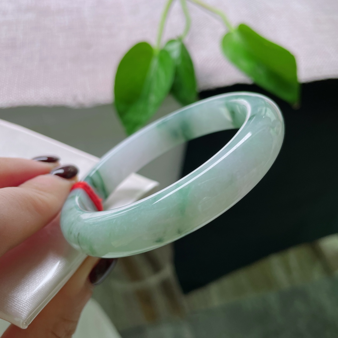 56.6/12/8.6，飘花正圈，水润，细腻，落英成冢，冢外犹记故人颜。有纹，ss50695a