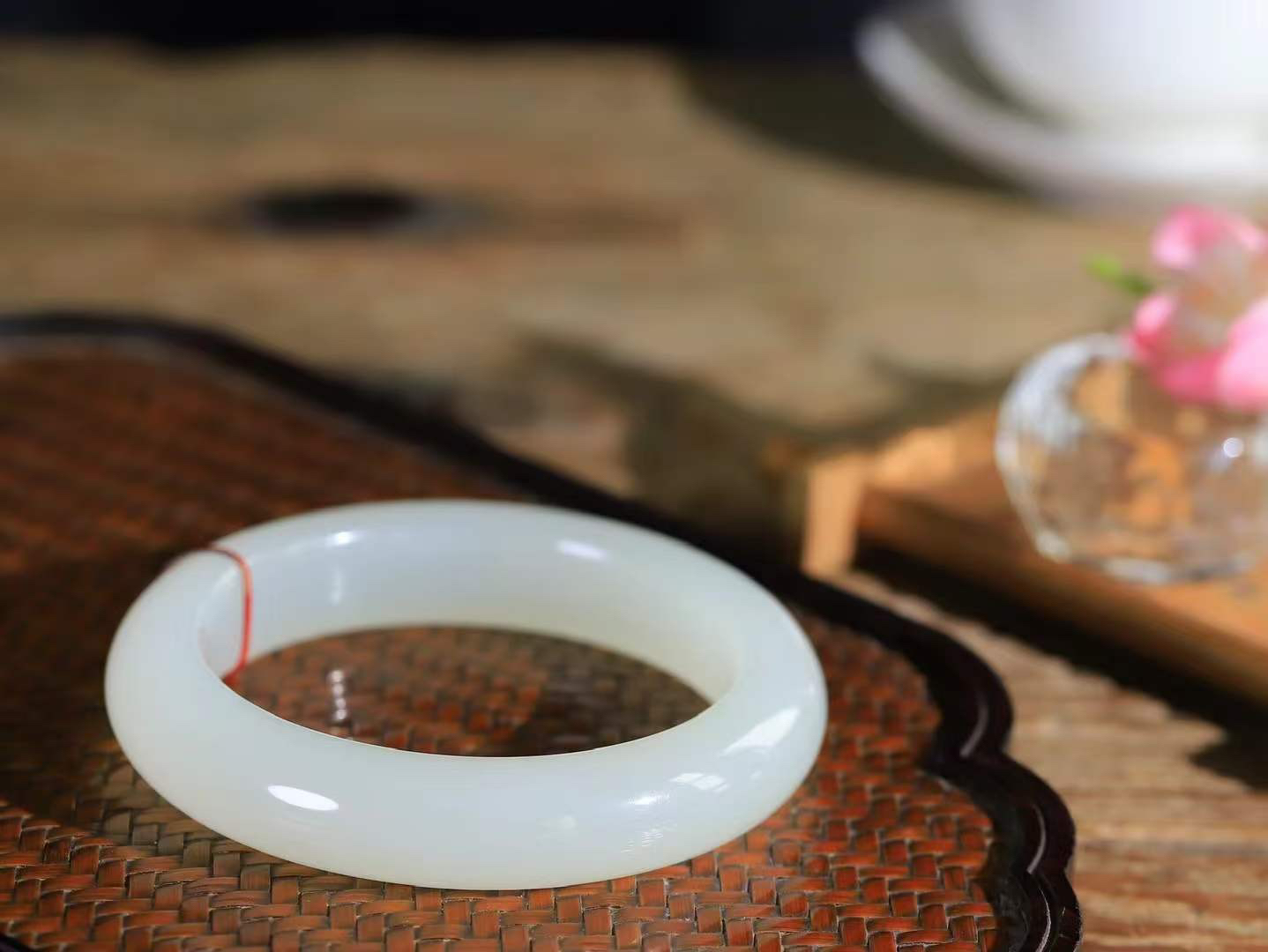 （柔情似水.手镯）

精品和田玉荔枝冻手镯，玉质温润细腻，镯型饱满圆润，优雅知性，姽婳于幽静兮，又