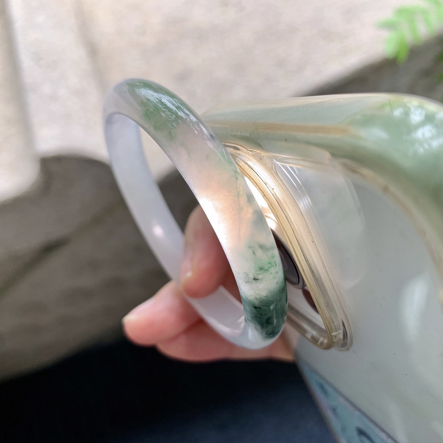 正圈50 51【圈口】51.7/9/5.8【编码】QX041206【描述】糯冰飘花，水润，种老，细腻，打灯有棉线