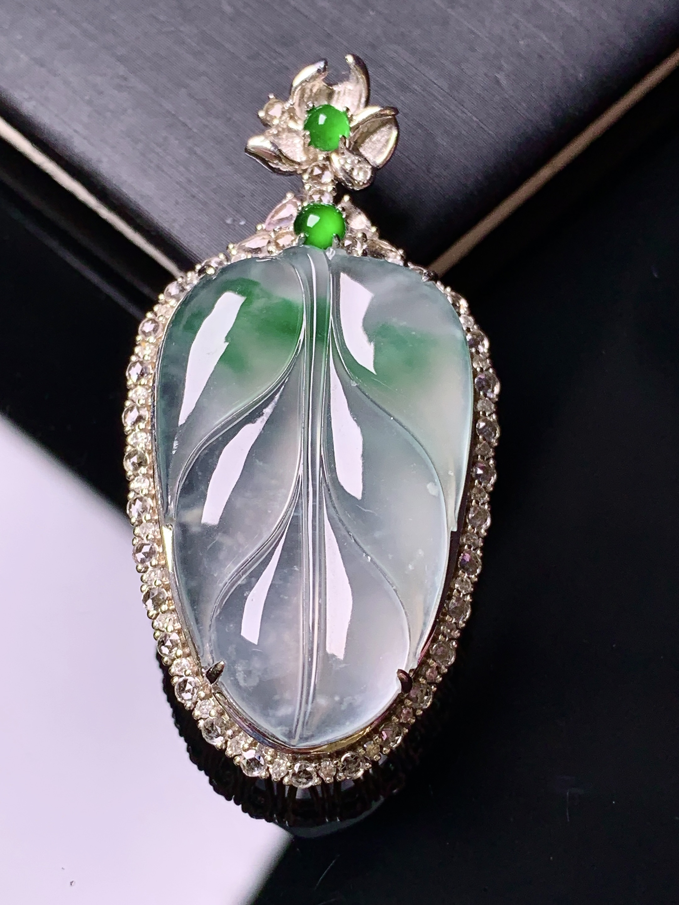 18k金钻镶嵌冰种树叶吊坠 玉质细腻 色泽艳丽清新 水润亮眼 整体尺寸43.2*22*9.3c5