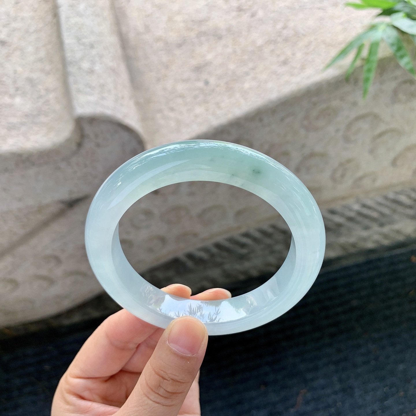 正圈57 58【圈口】58.3/12.3/9.5【编码】BA120768【描述】冰糯晴底，水润，种老，细腻，打灯有絮线