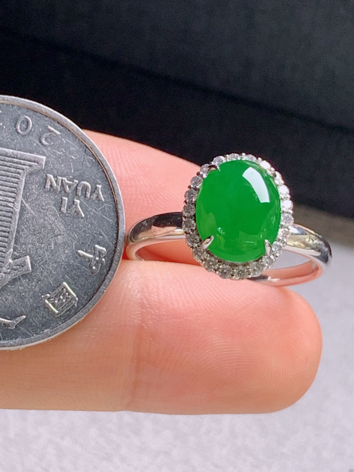 冰阳绿旦面戒指，色阳水润
裸石9.5-7.7-3.6
圈口14