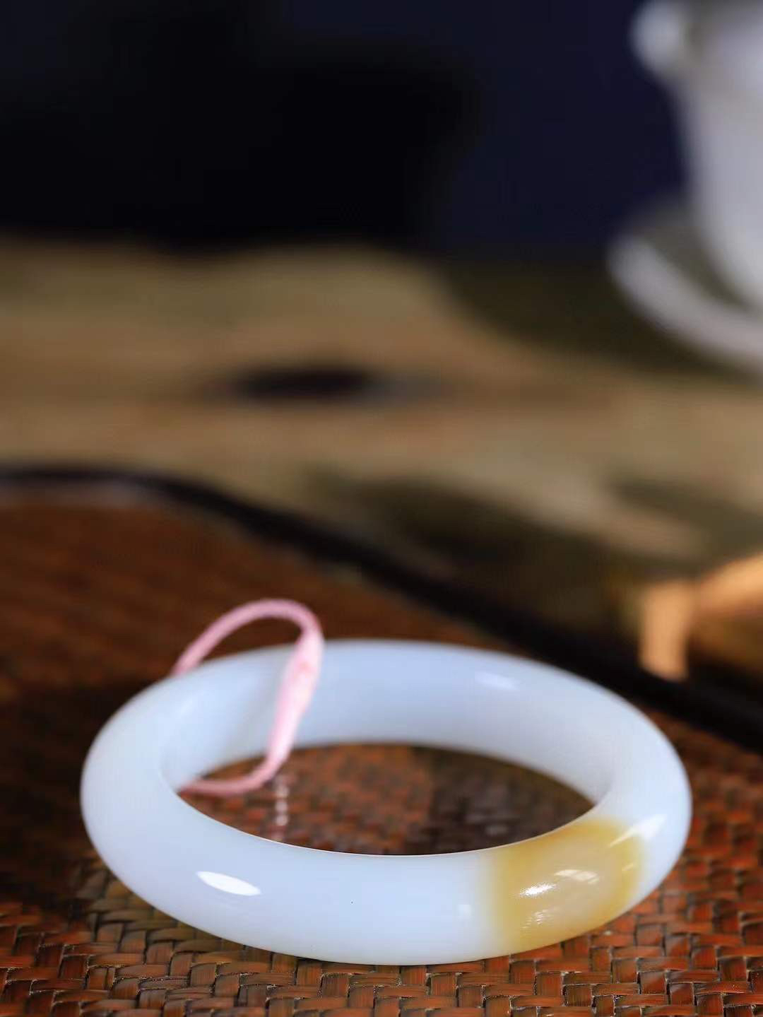 【腕间柔情.手镯】   

精品和田玉糖白玉手镯 玉质温润细腻 油性十足 古朴秀雅 轻抚岁月的栏杆软香温玉，腕间玉镯轻轻晃动，令人情动心间，撷一缕月末的芬芳，把心思铺陈，时光静美，惟有你最温柔。重58.5克   尺寸54-12.5-9.5mm  46401155A