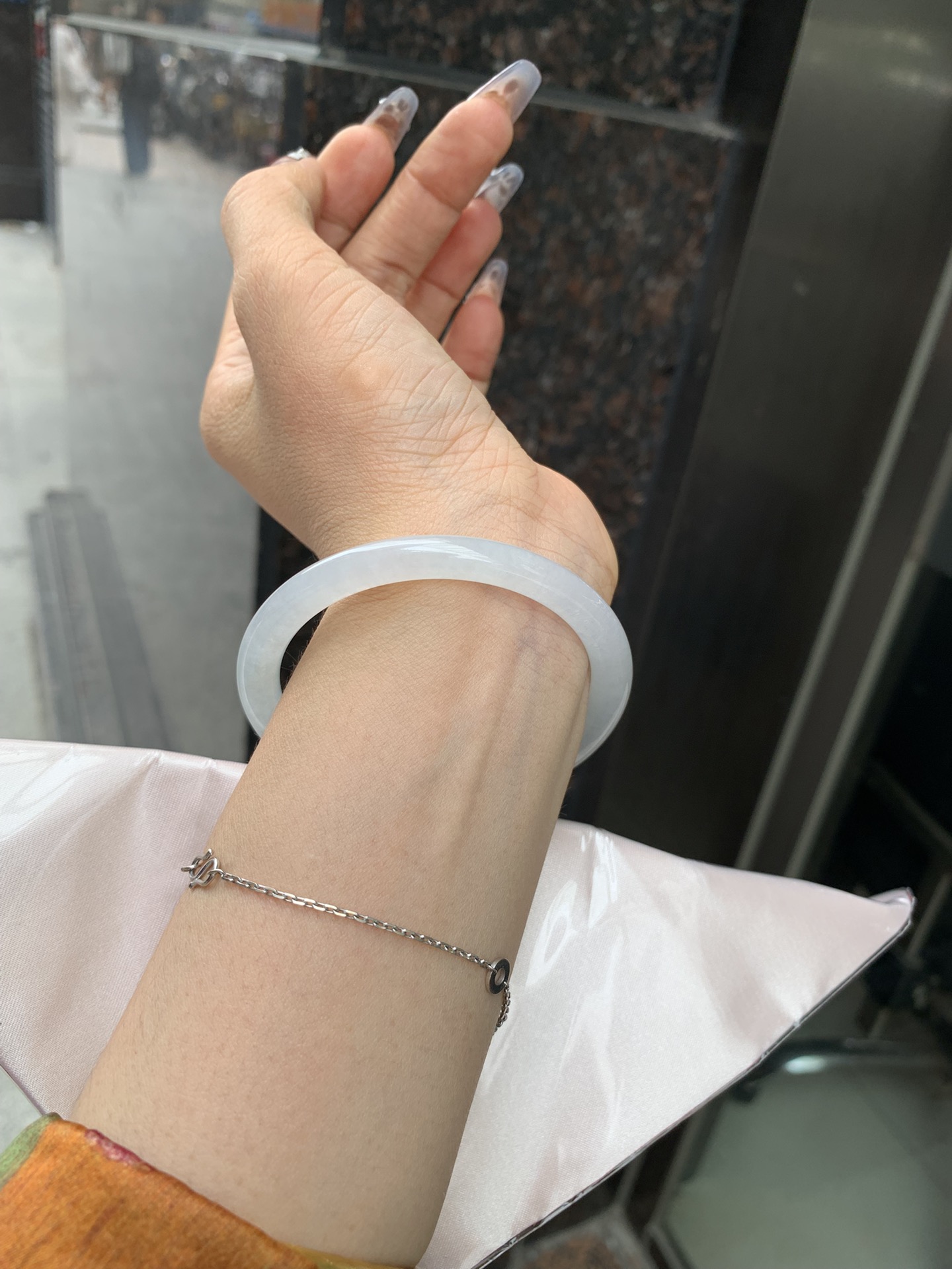 白月光美人条 54.5-7.3-6 0412-N410-6 打灯细纹，底妆细腻，水水润润的白月光，如同夜空中最温柔的那一抹月光，轻轻洒落你的手腕，带来一份宁静与雅致