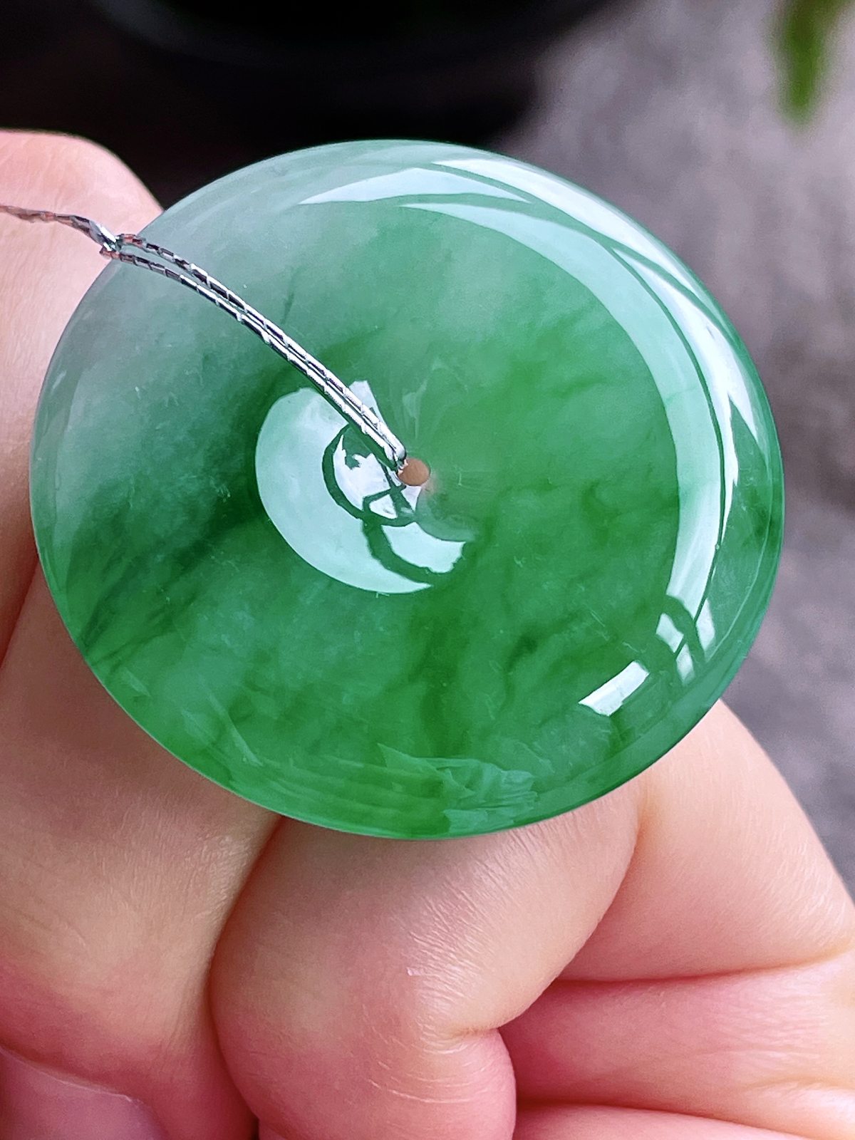 【裸石】高冰阳绿平安扣大平安扣吊坠
【说明】缅料 性价比高  
【尺寸】35-6.2