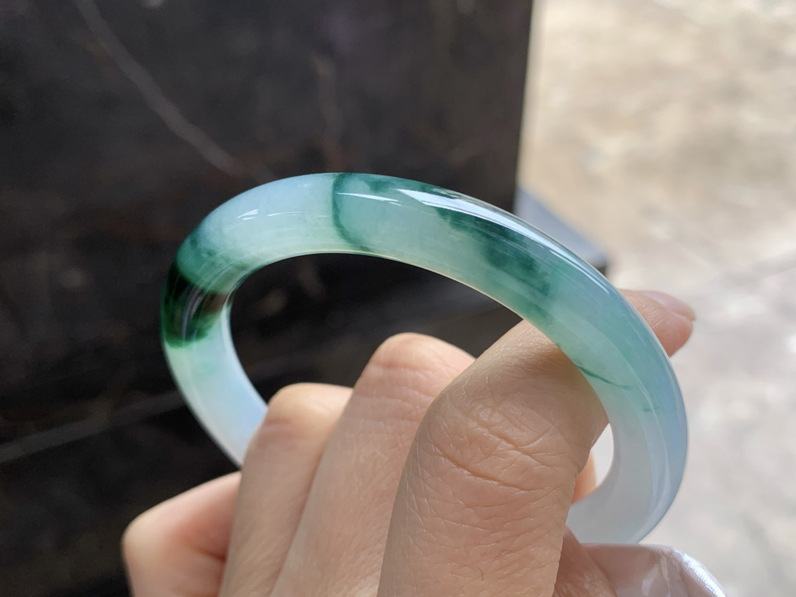 52-8.5

飘花圆条手镯^_^鲜艳 玉质温润