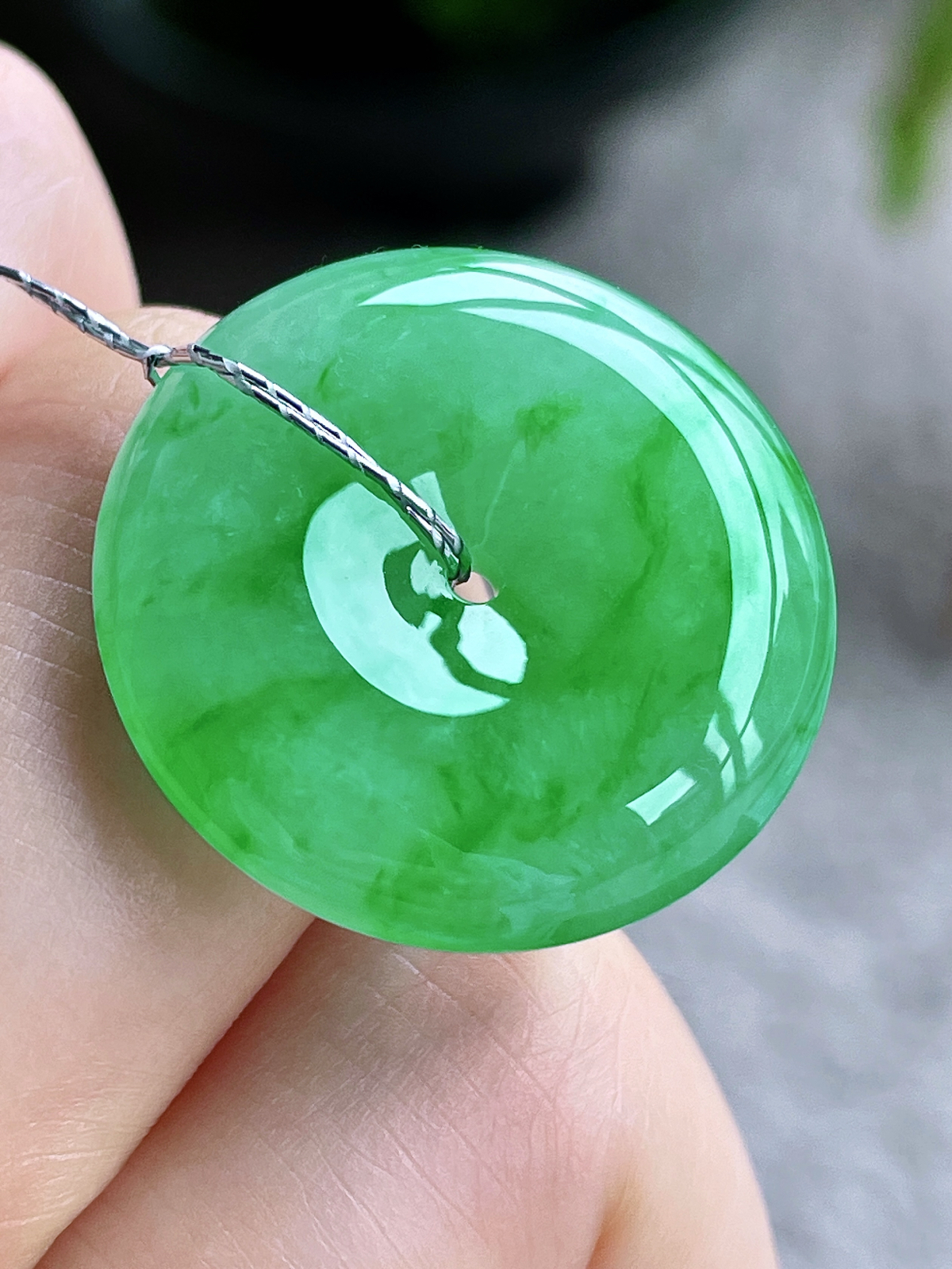 【裸石】冰阳绿平安扣吊坠
【说明】缅料 性价比高  
【尺寸】24.3-5.6