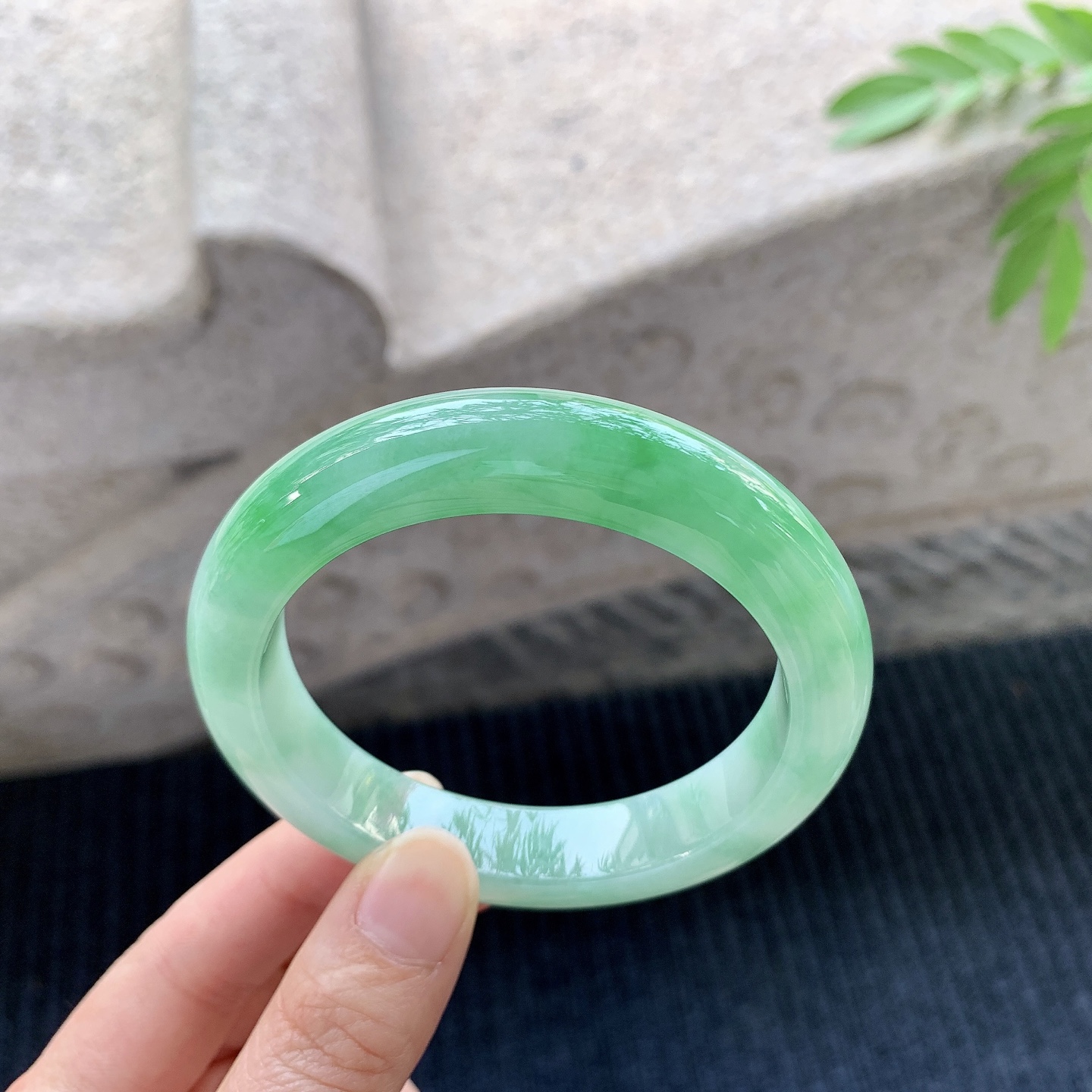 正圈56 57【圈口】57.8/12.4/9.5【编码】A1120729【描述】冰糯飘绿，水润，种老，细腻，无裂