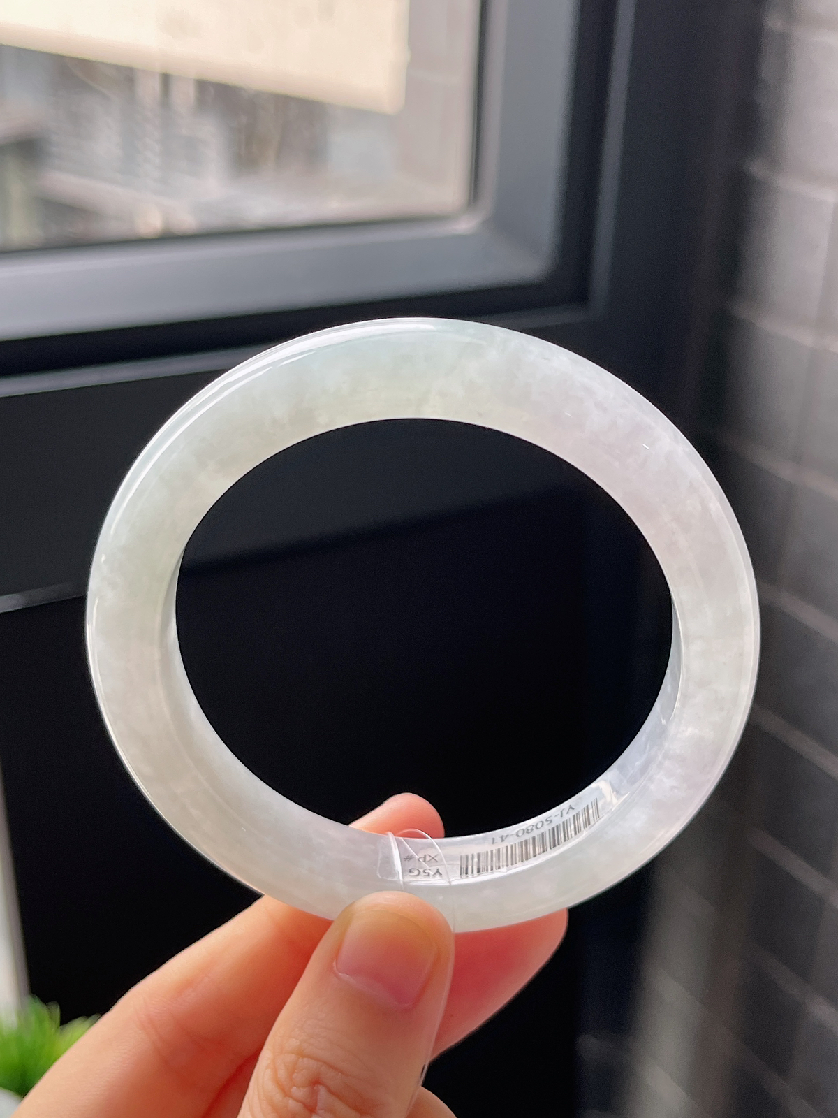 正圈56.8圈口，翡翠冰糯种淡绿色手镯